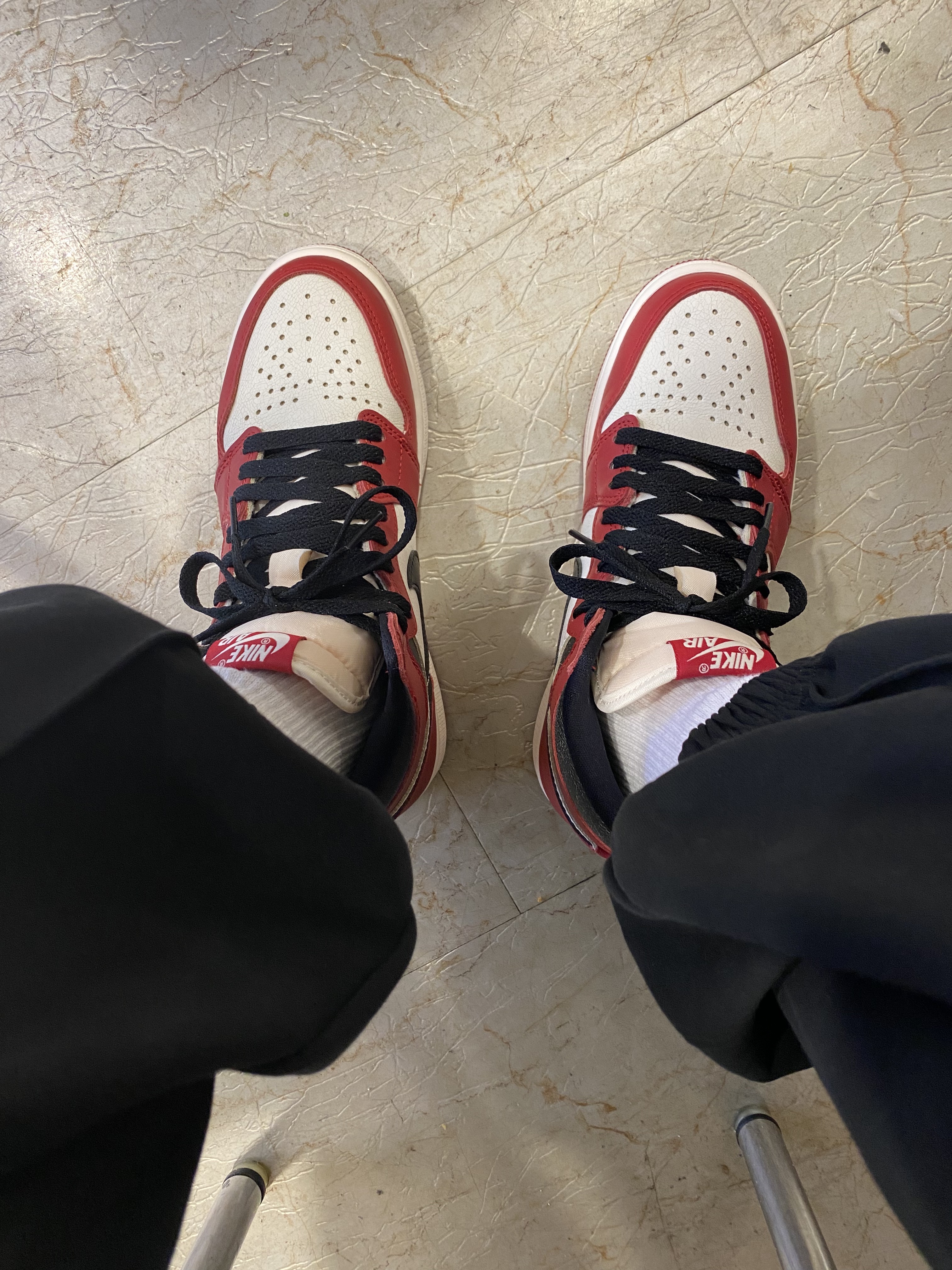 Jordan 1 Retro High OG Chicago 2022, Arc'teryx Mantis 2 Waistpack Black 착용 스타일 - 4