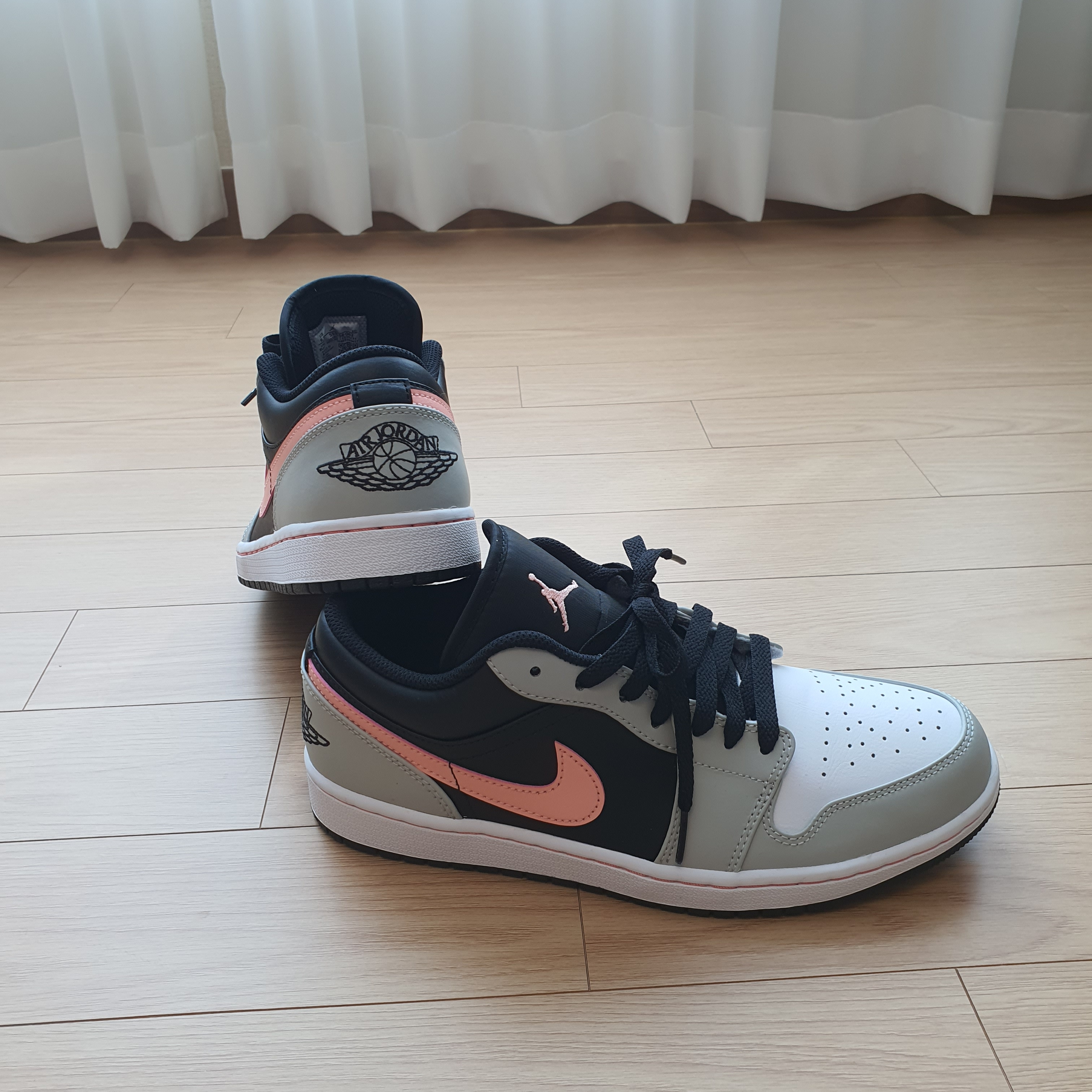 Jordan 1 Low Grey Fog Black Bleached Coral 착용 스타일 - 1