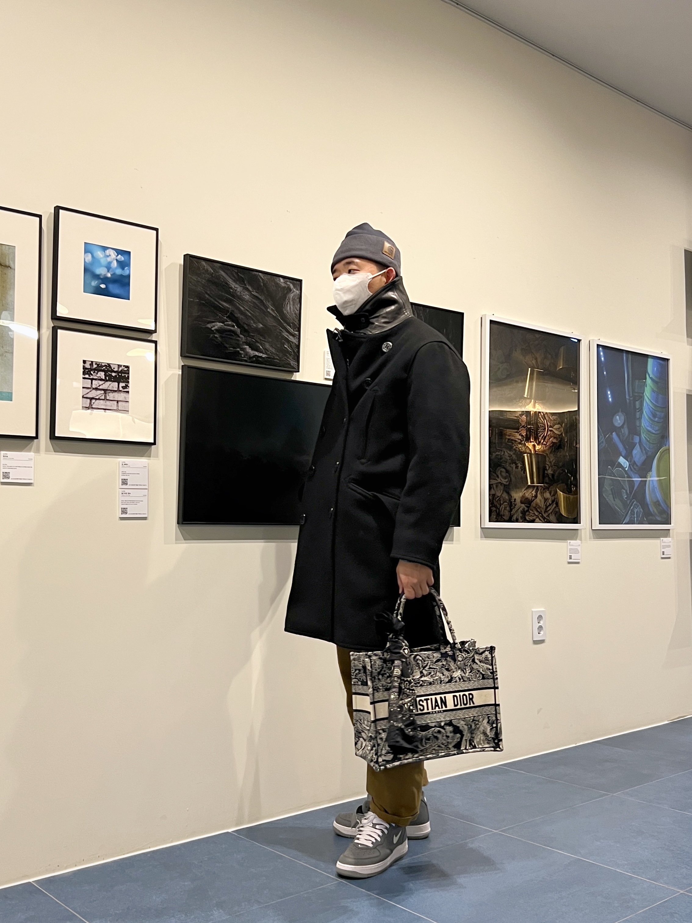 Nike Air Force 1 Mid QS NYC Cool Grey, Dior Medium Book Tote Blue Toile de Jouy Reverse Embroidery 착용 스타일 - 2