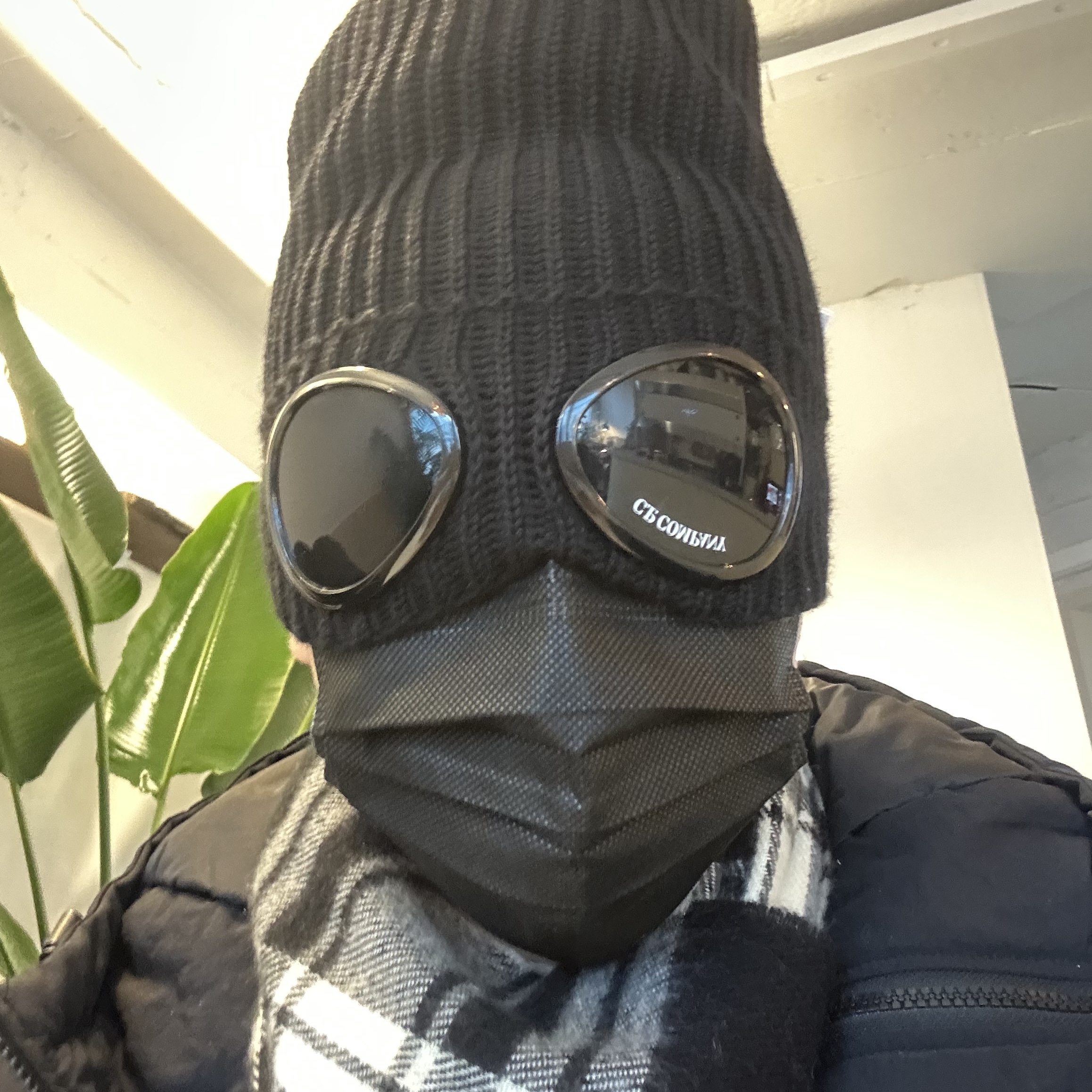 C.P. Company Extra Fine Merino Wool Goggle Beanie Black 착용 스타일 - 3