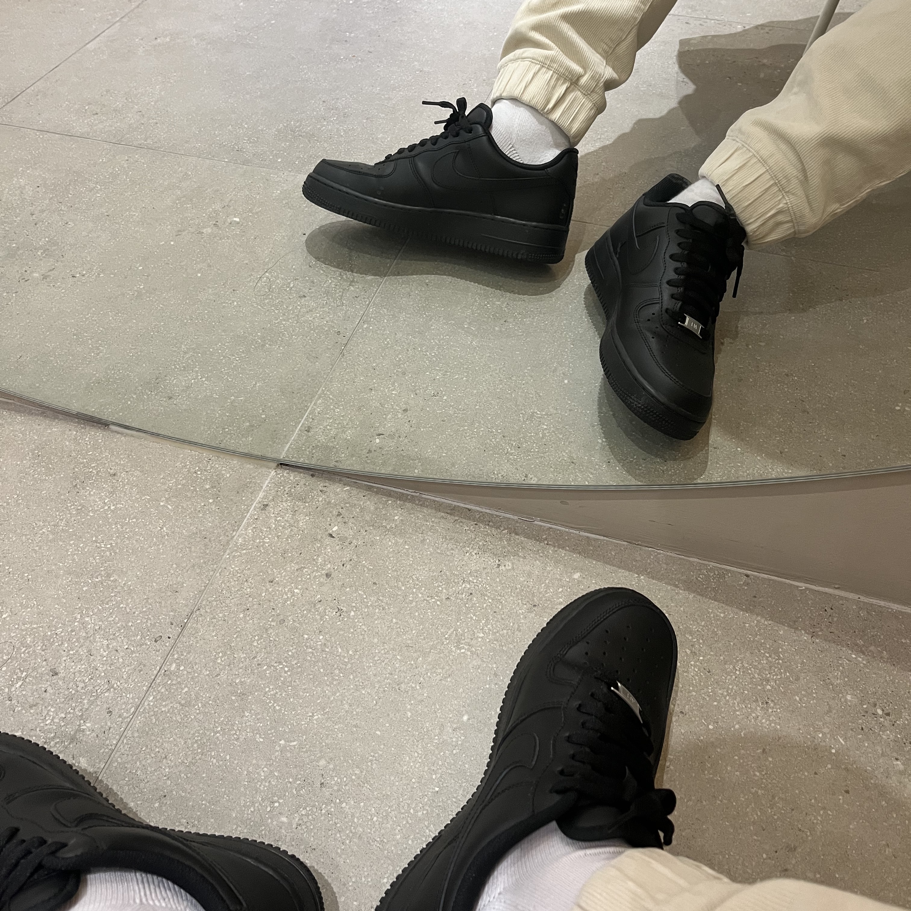 Nike Air Force 1 '07 Low Triple Black 착용 스타일