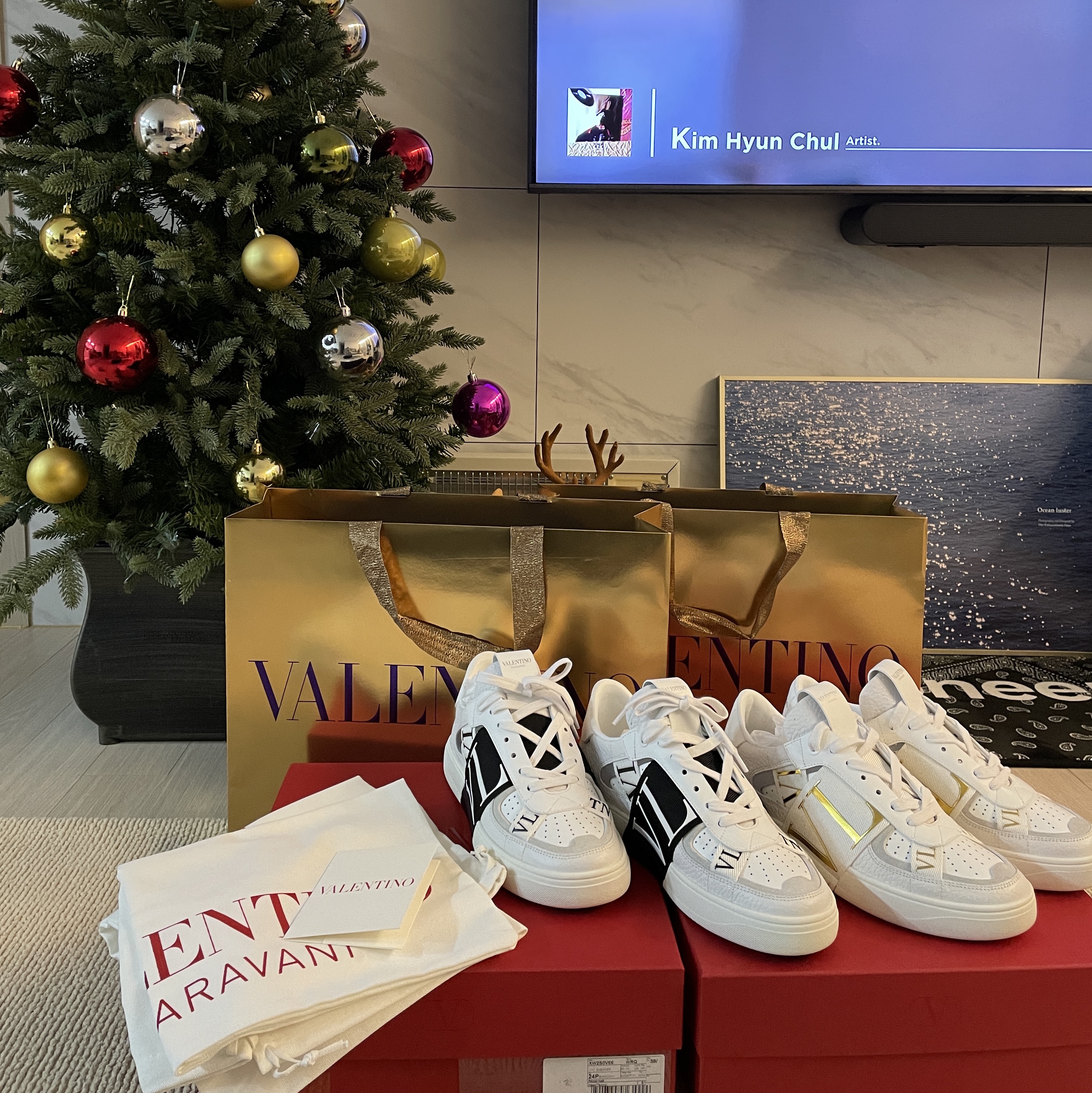 (W) Valentino Calfskin VL7N Low-Top Sneakers With Bands White Antique Brass, (W) Valentino Calfskin VL7N Low-Top Sneakers with Bands White Black 착용 스타일 - 1