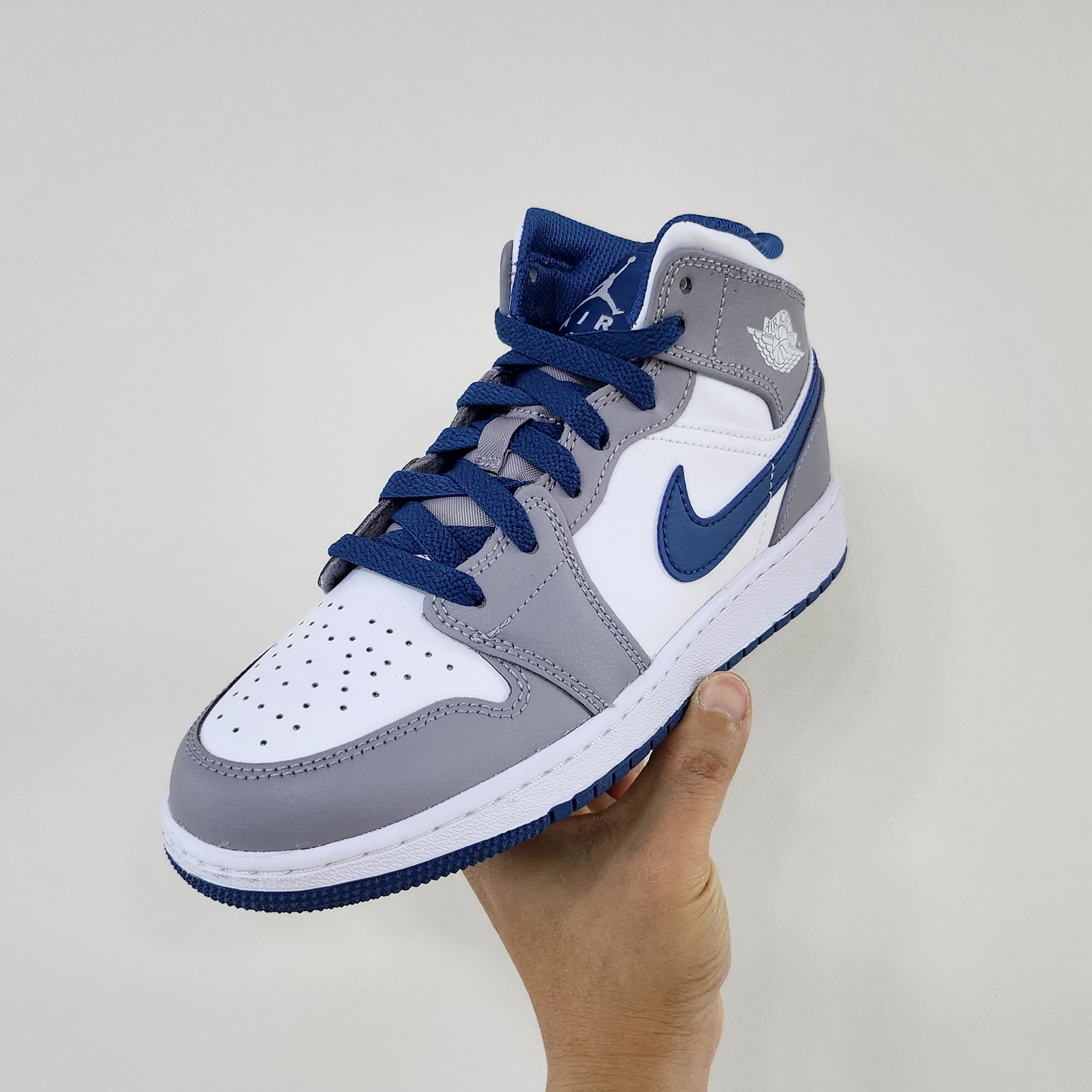 (GS) Jordan 1 Mid Cement Grey True Blue 착용 스타일 - 1