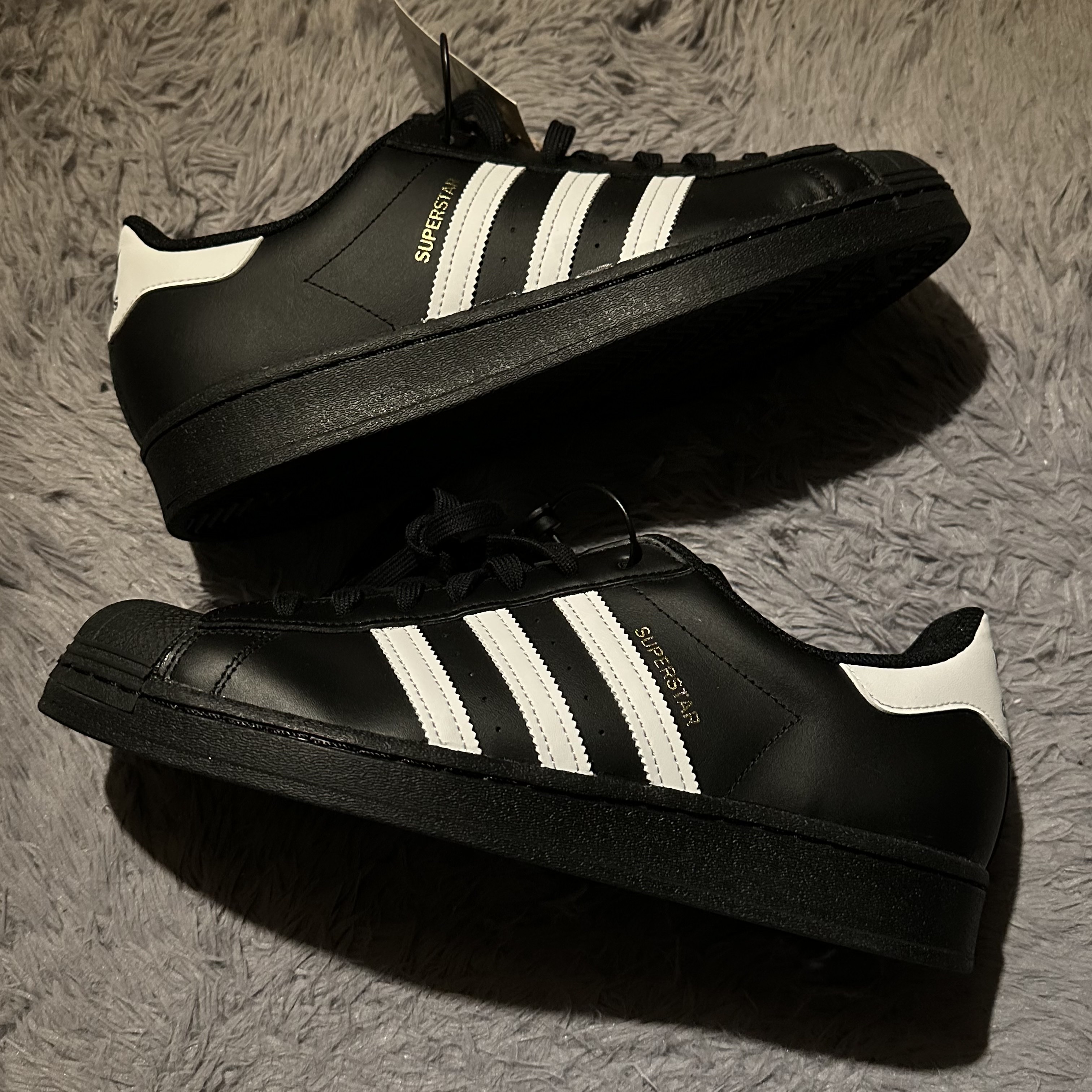 Adidas Superstar Core Black White 착용 스타일