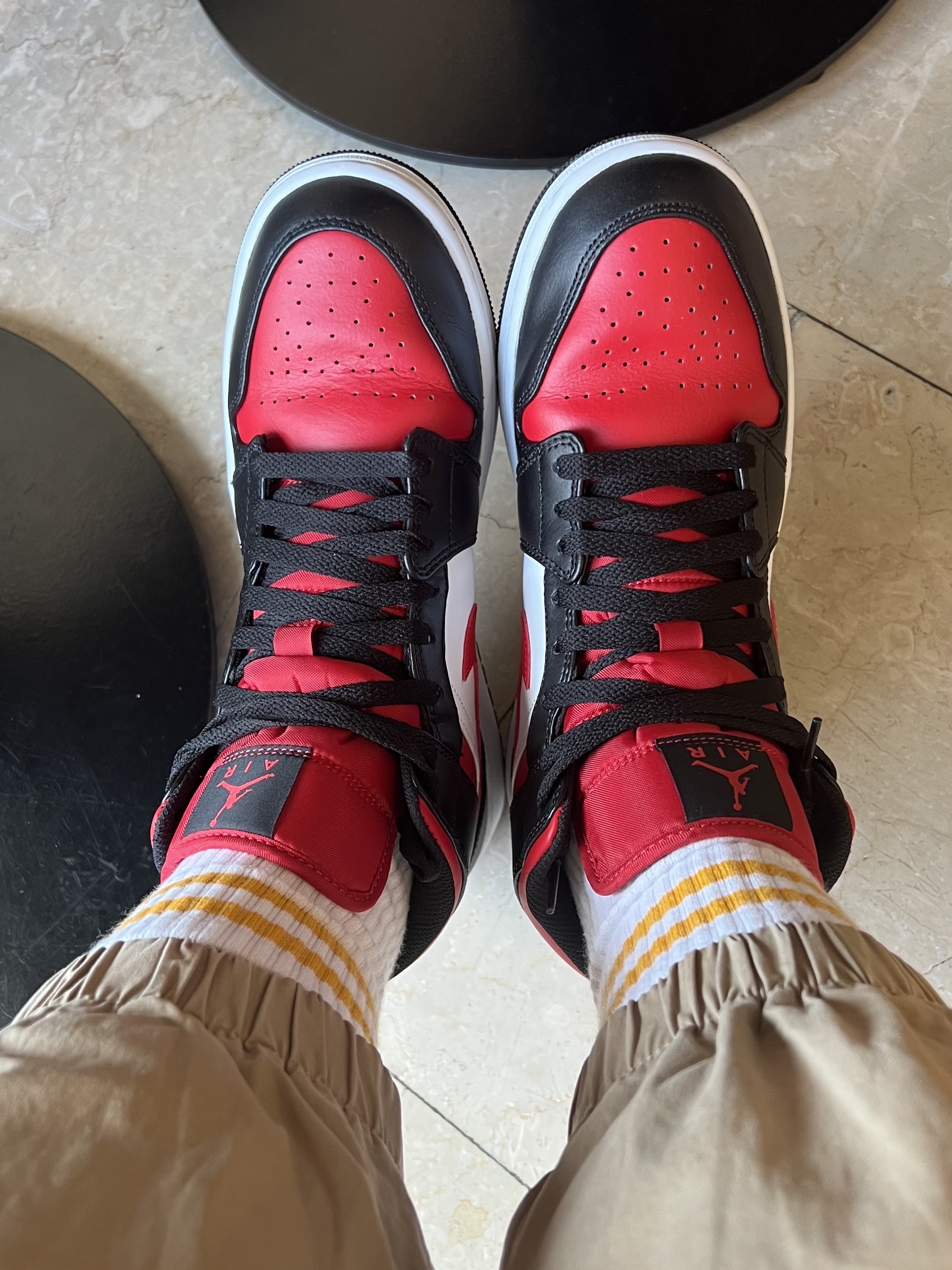 Jordan 1 Mid Black Fire Red 착용 스타일 - 2