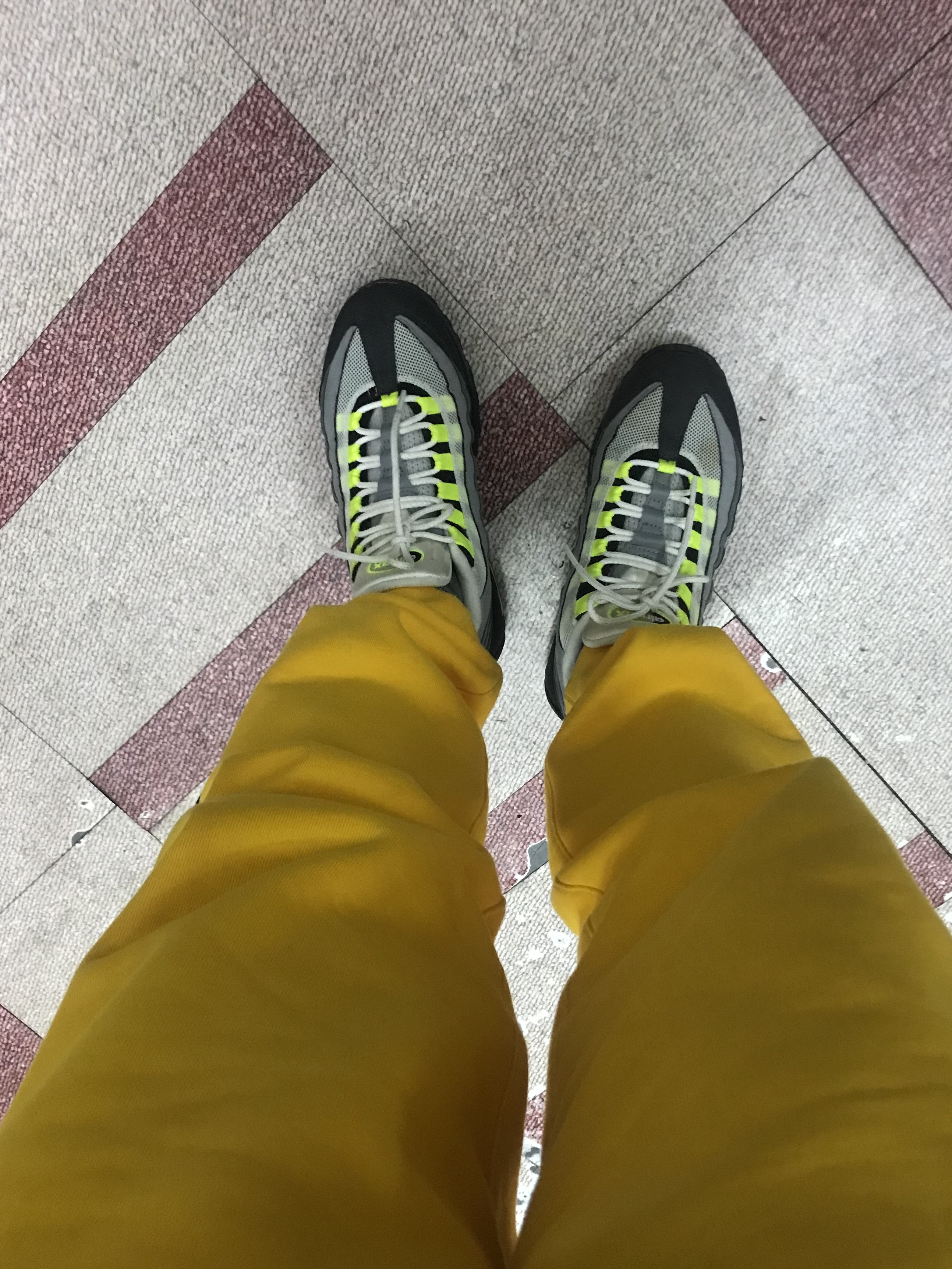 Nike Air Max 95 OG Neon Yellow 2020, Nike x Drake Nocta Fleece Pants University Gold - Asia 착용 스타일 - 2