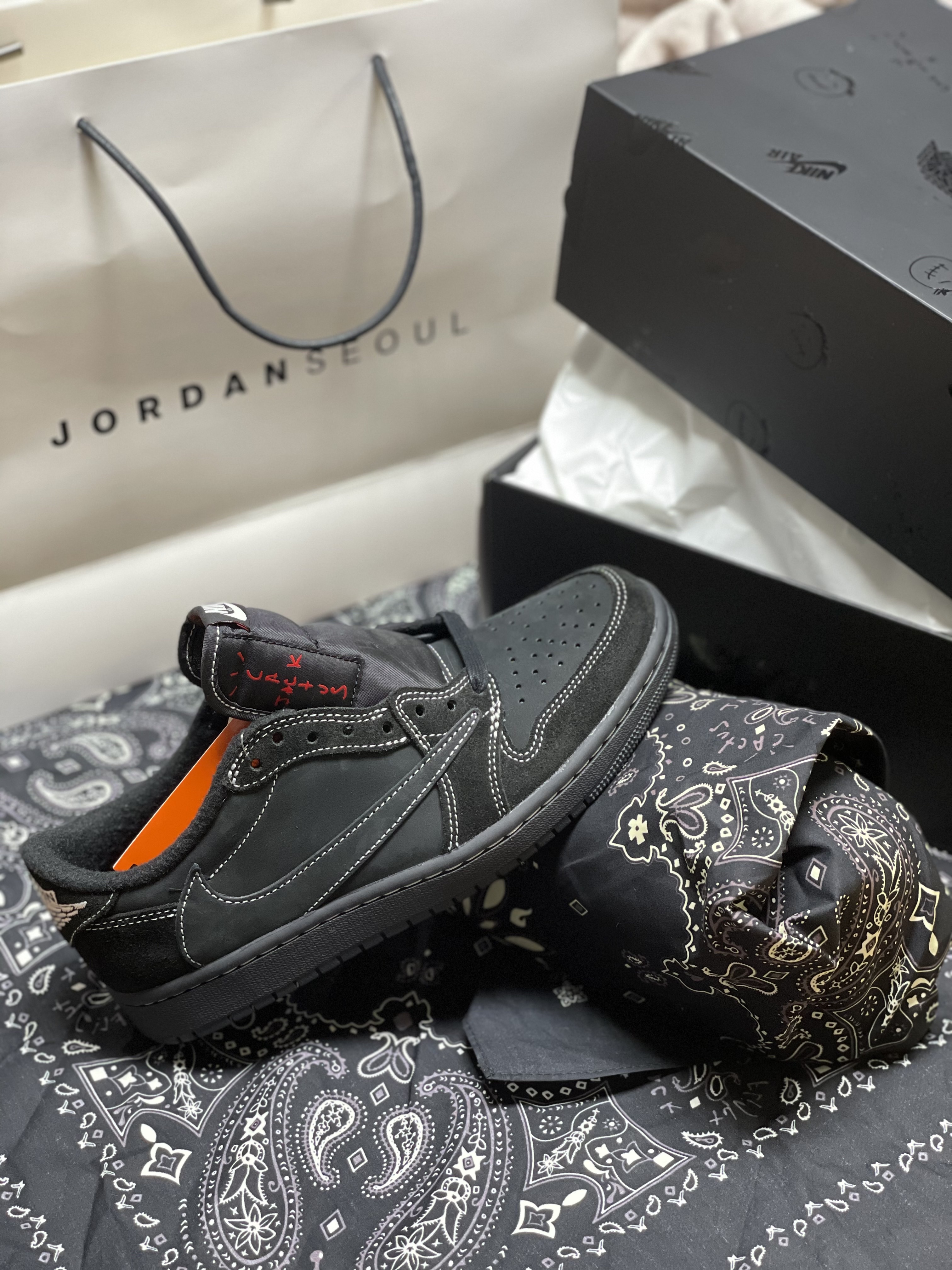 Jordan 1 x Travis Scott Retro Low OG SP Black Phantom 착용 스타일 - 1