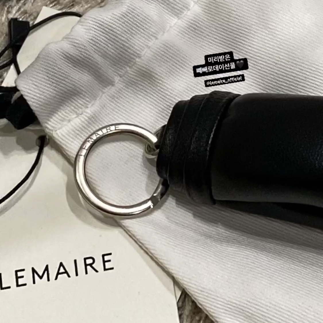 Lemaire Wadded Key Holder Soft Nappa Leather Black 착용 스타일