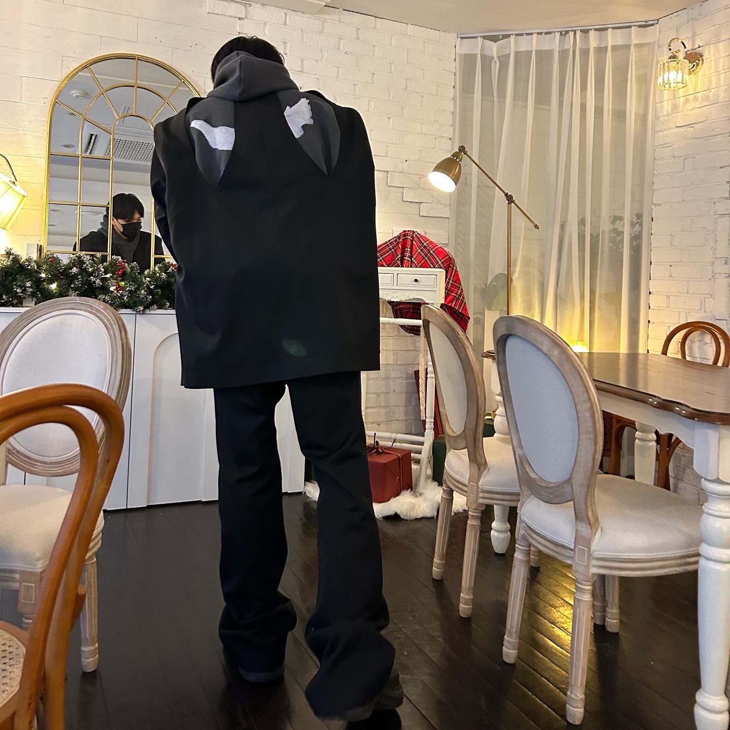 Balenciaga x Crocs Rubber Boot Black, Yeezy Gap Engineered By Balenciaga Dove Hoodie Black 착용 스타일 - 4