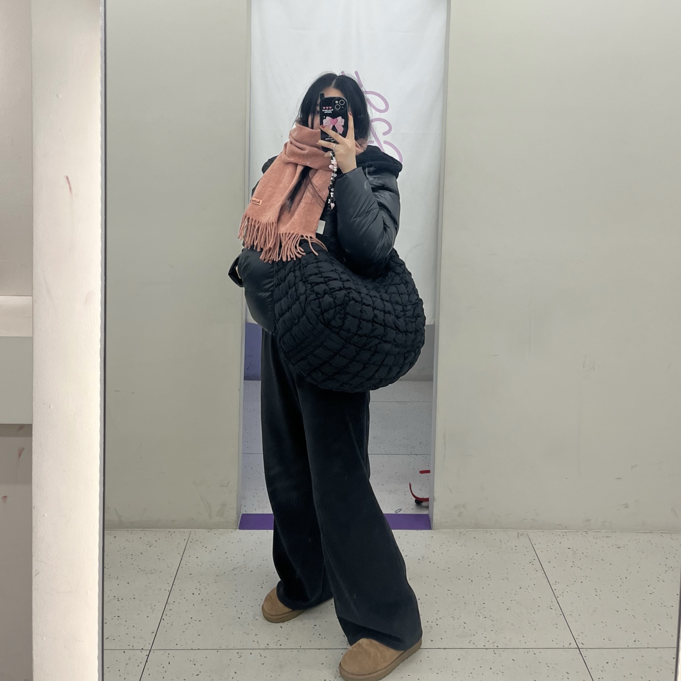 Acne Studios Narrow Wool Fringe Muffler Rose Melange, COS Quilted Oversized Shoulder Bag Black 착용 스타일