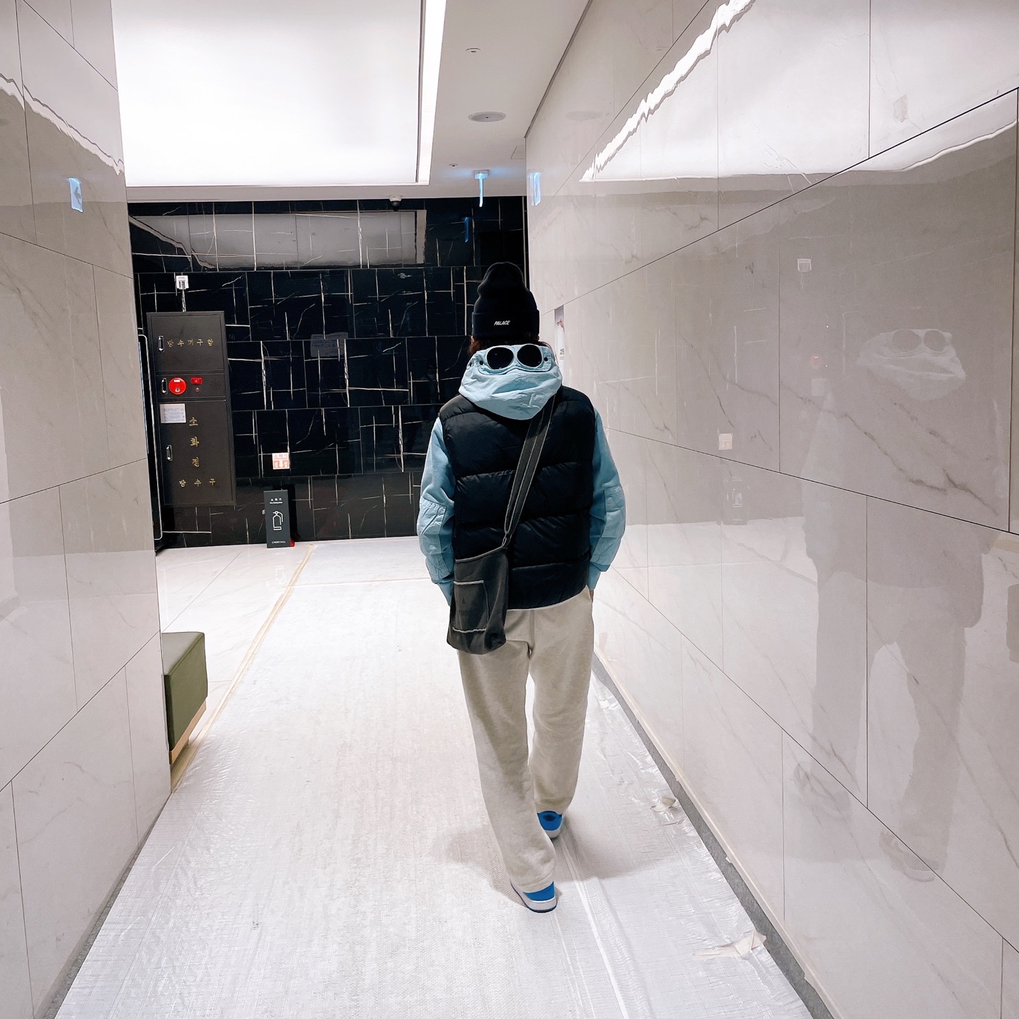Palace x C.P. Company Goggle Hoodie Blue - 22FW, IAB Studio Pigment Bag Black 착용 스타일 - 3