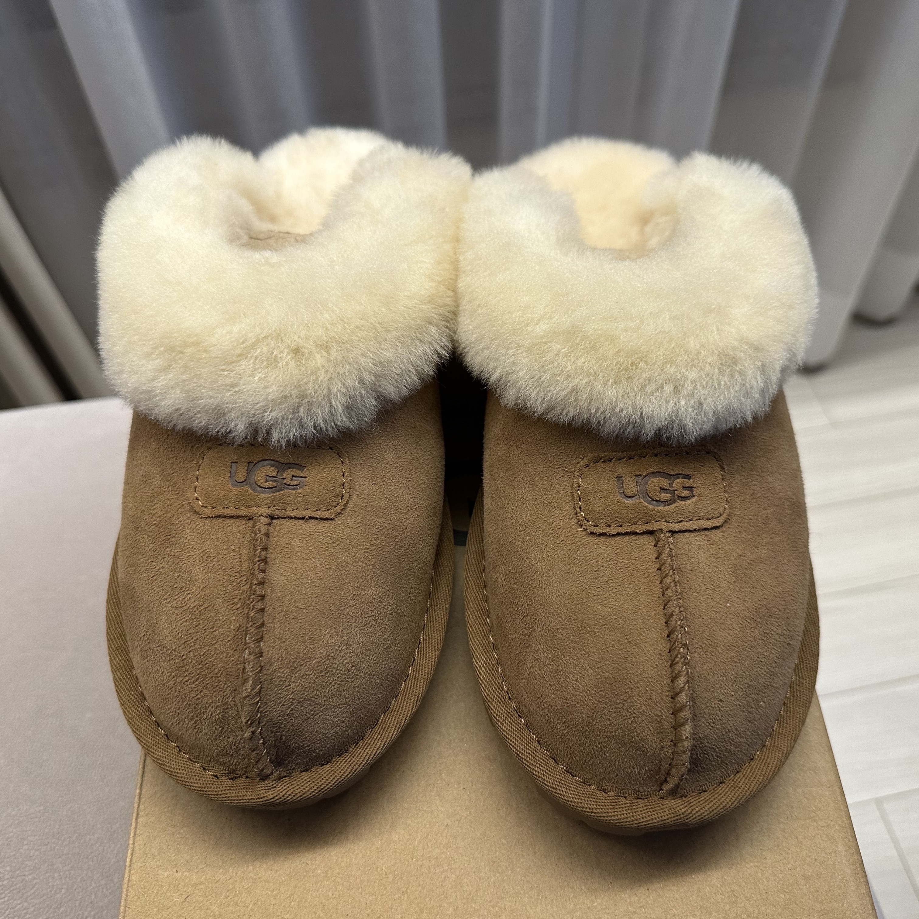 (W) UGG Coquette Slipper Chestnut 착용 스타일 - 2