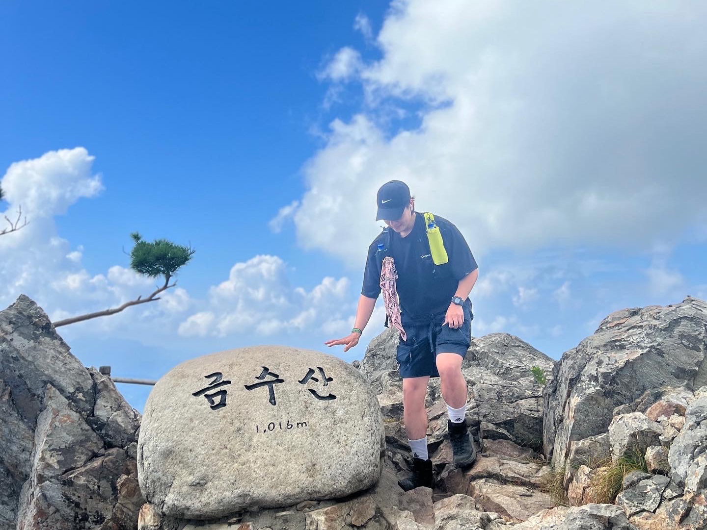 Hoka Tor Ultra High Black, Casio G-Shock DW-5600BBN-1 착용 스타일
