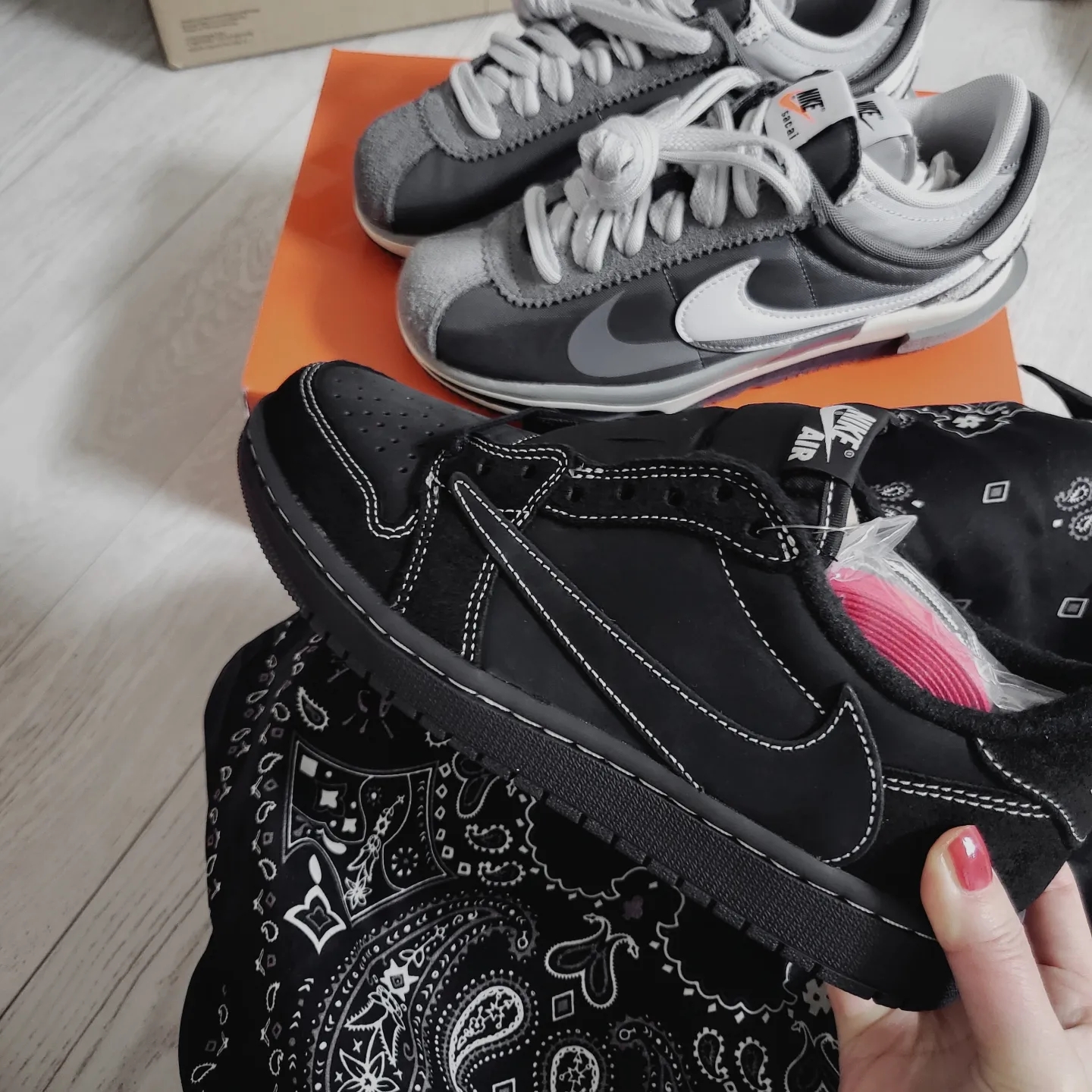 Jordan 1 x Travis Scott Retro Low OG SP Black Phantom, Nike x Sacai Zoom Cortez SP Iron Grey 착용 스타일