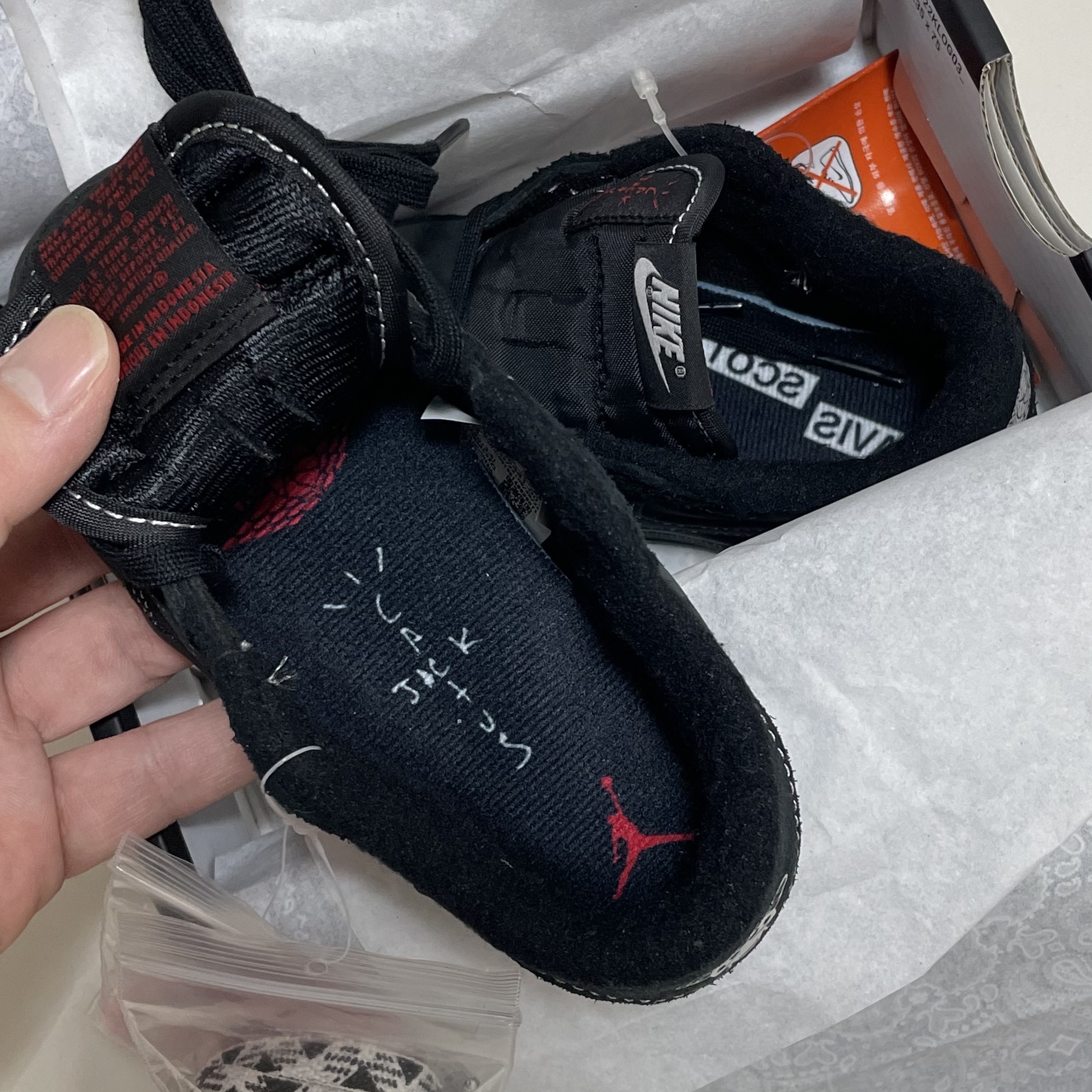 (TD) Jordan 1 x Travis Scott Retro Low OG SP Black Phantom 착용 스타일 - 3