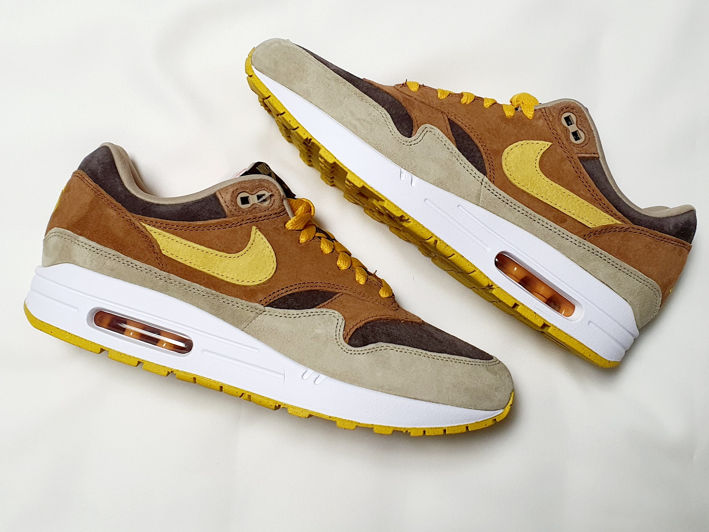 Nike Air Max 1 Premium Pecan and Yellow Ochre 착용 스타일 - 3