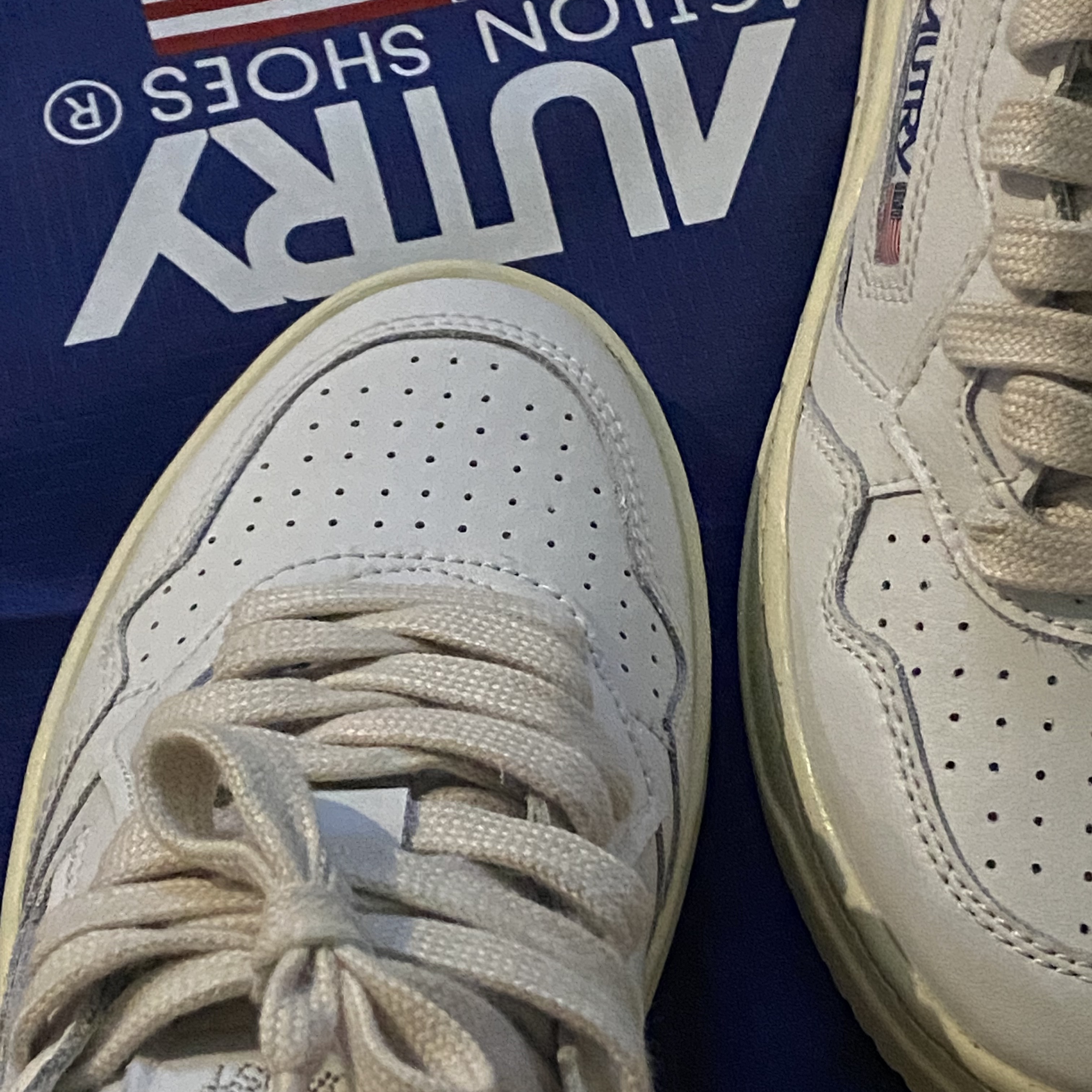 (W) Autry Medalist Low Leather Sneakers White 착용 스타일 - 2