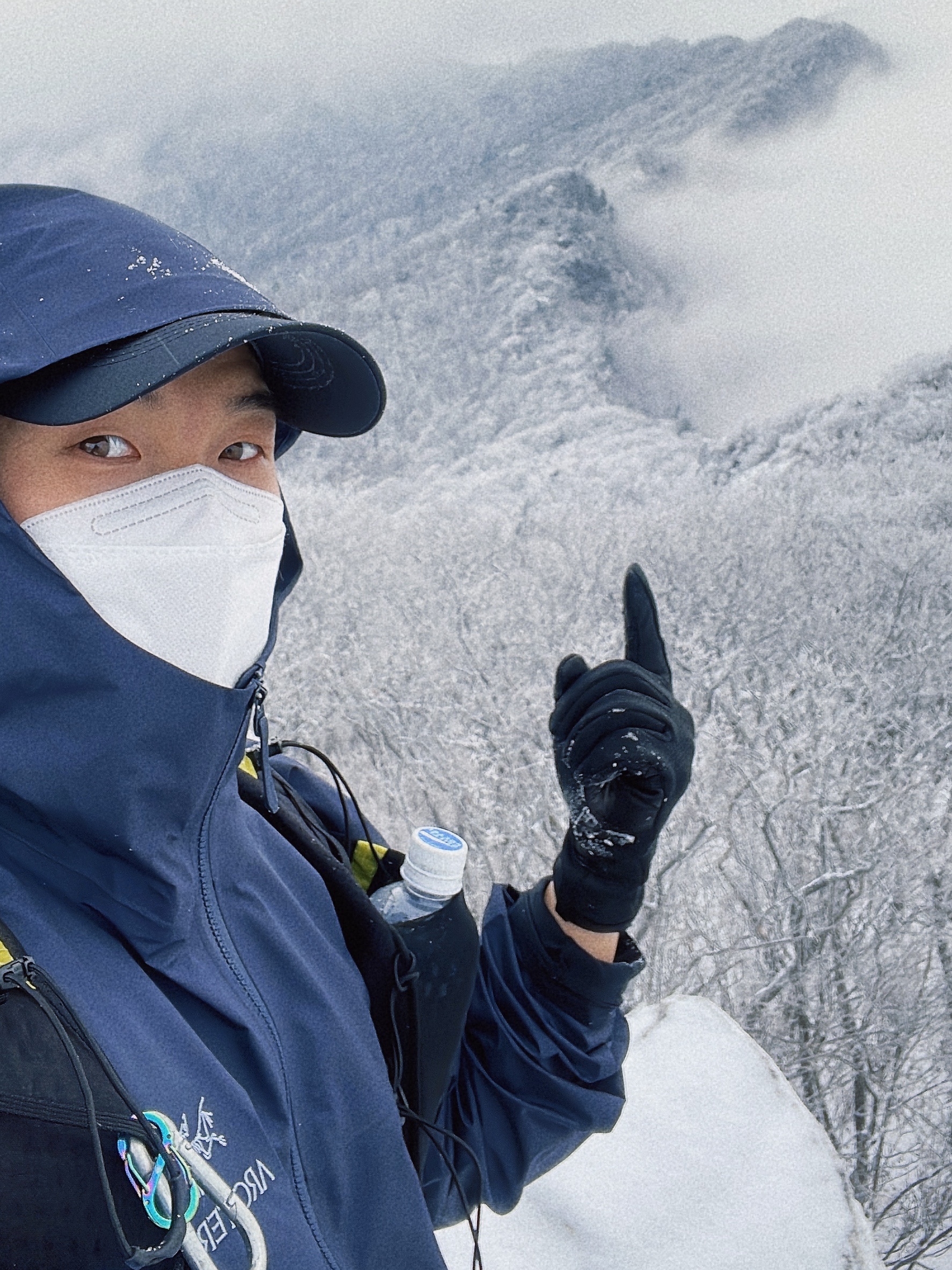 Arc'teryx Beta Jacket Black Sapphire 착용 스타일