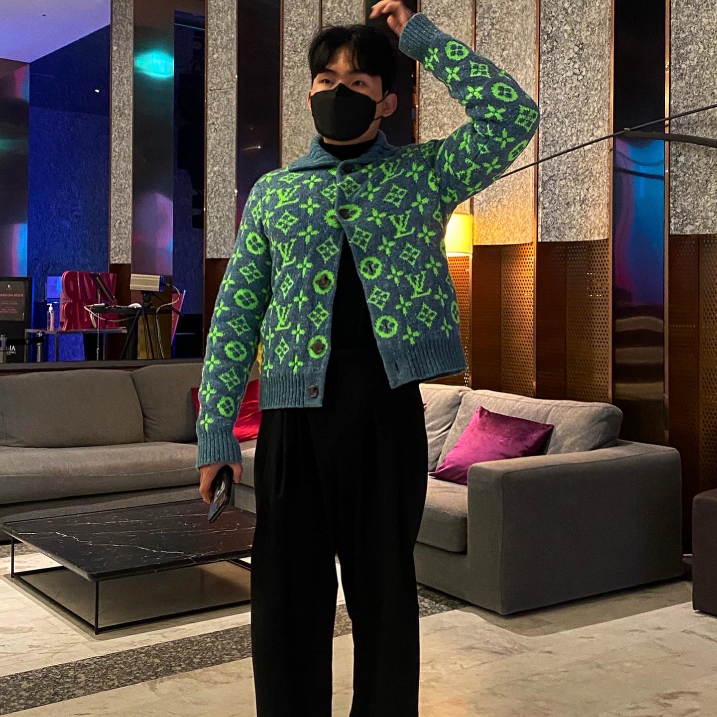Louis Vuitton Signature Cardigan Multicolor 착용 스타일 - 2