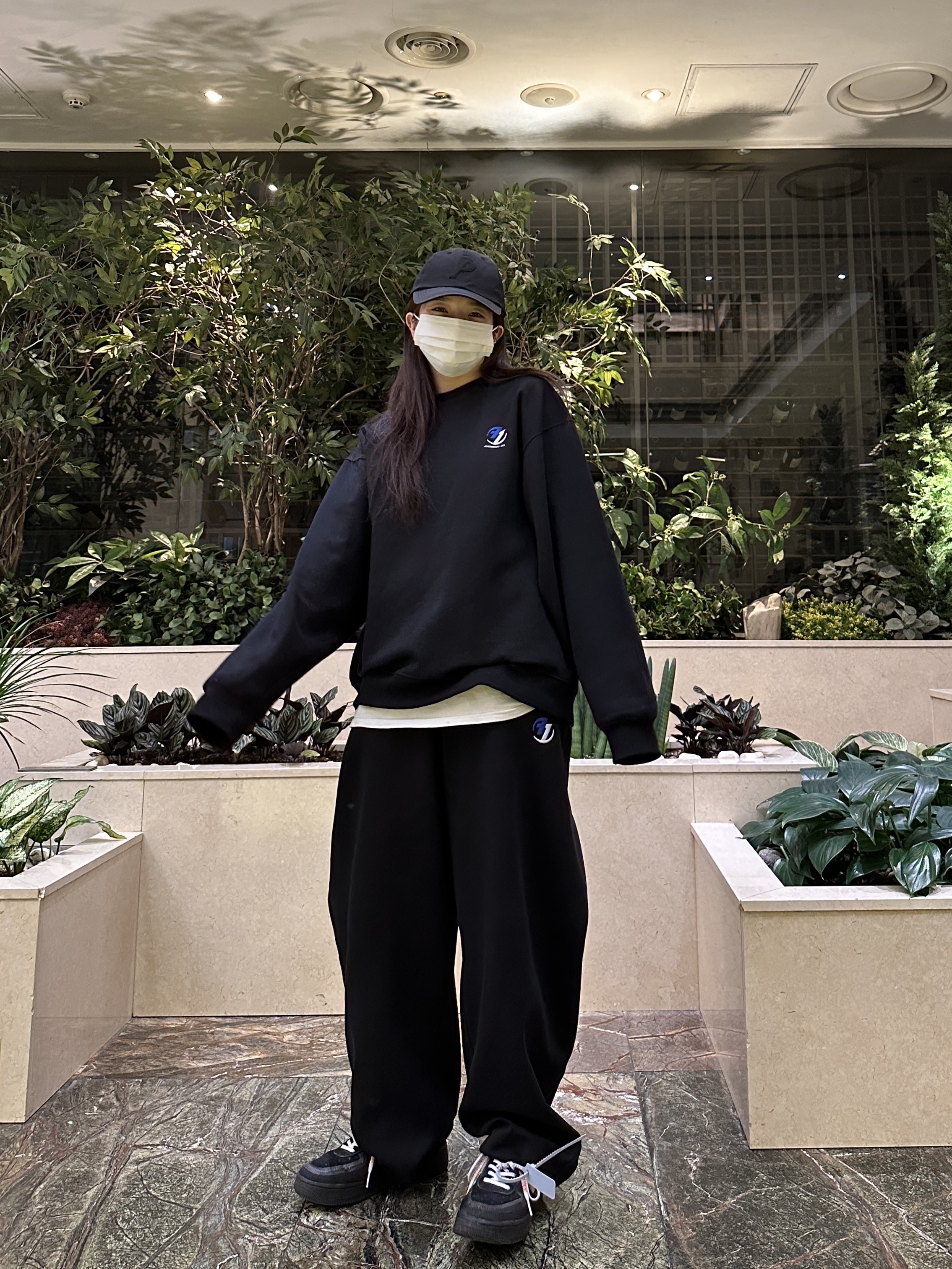 Zara x Ader Error Oversize Sweatshirt Black, Zara x Ader Error Jogger Pants Black 착용 스타일 - 2