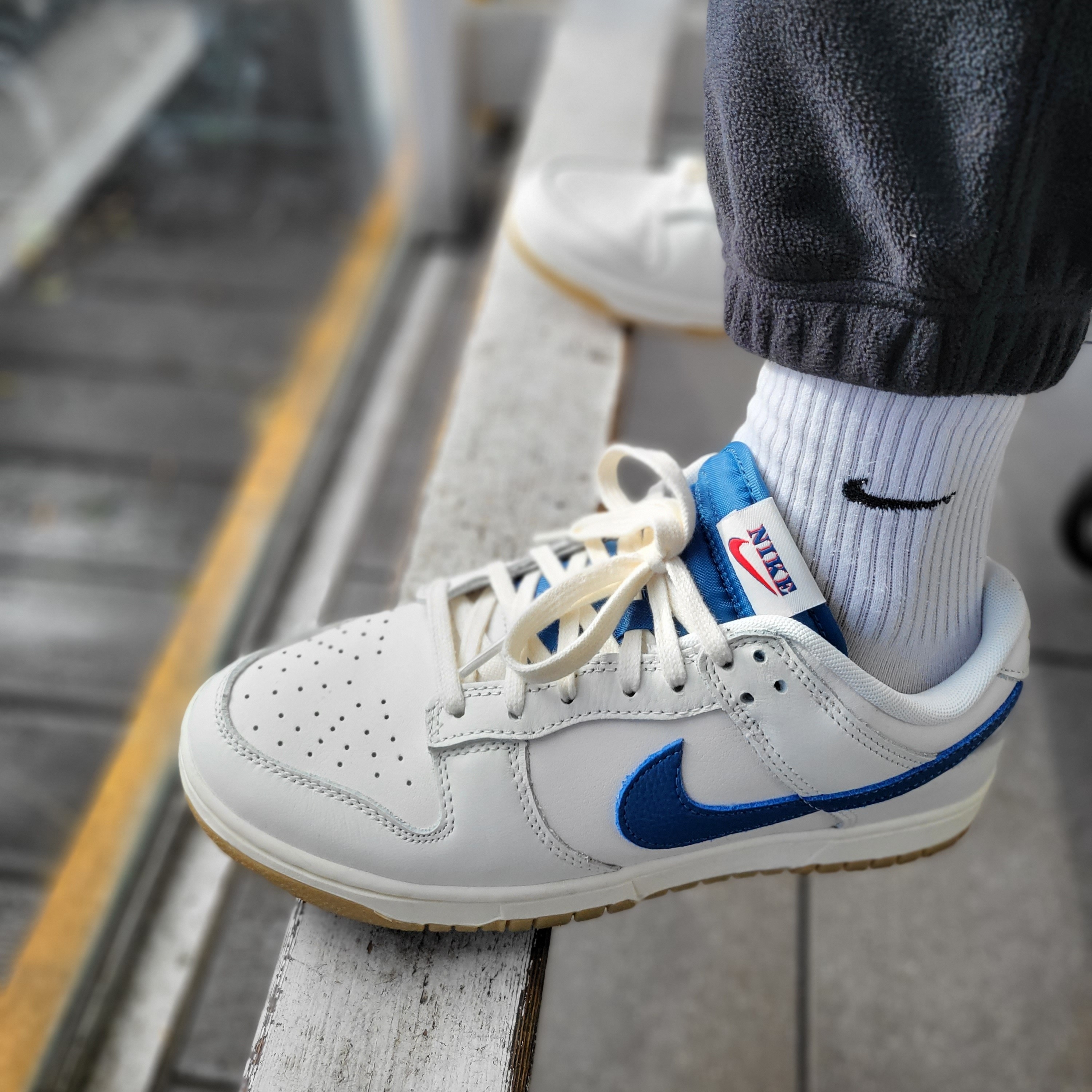 Nike Dunk Low SE Sail Dark Marina Blue 착용 스타일 - 2