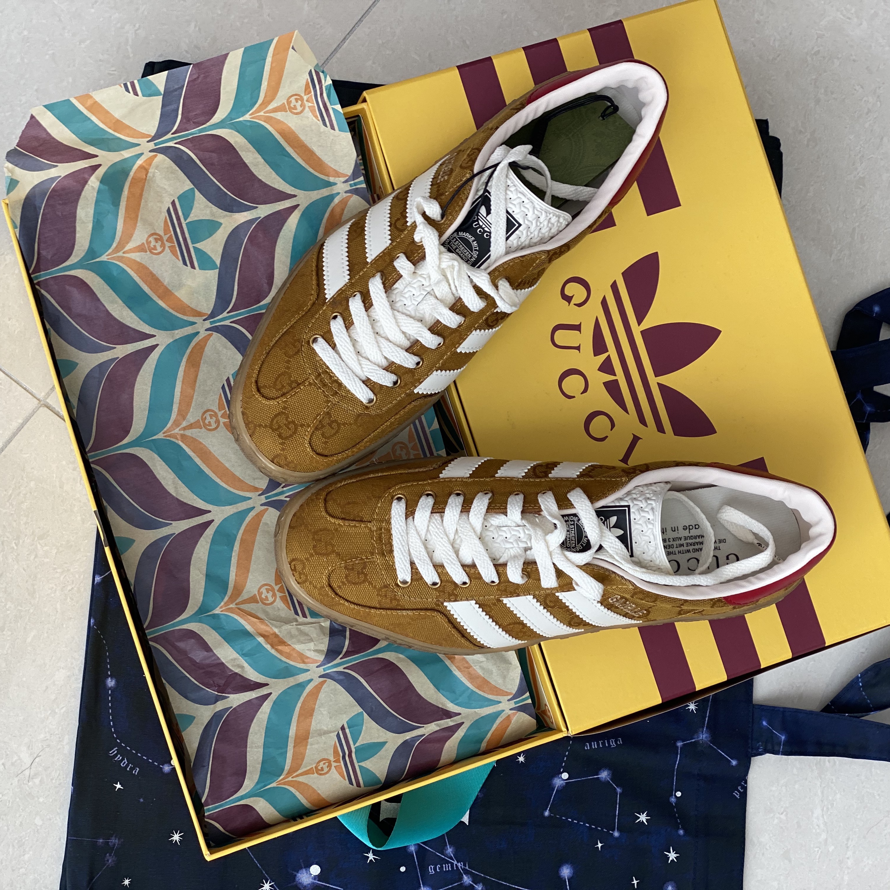 Gucci x Adidas Gazelle Sneakers Yellow White 착용 스타일 - 2