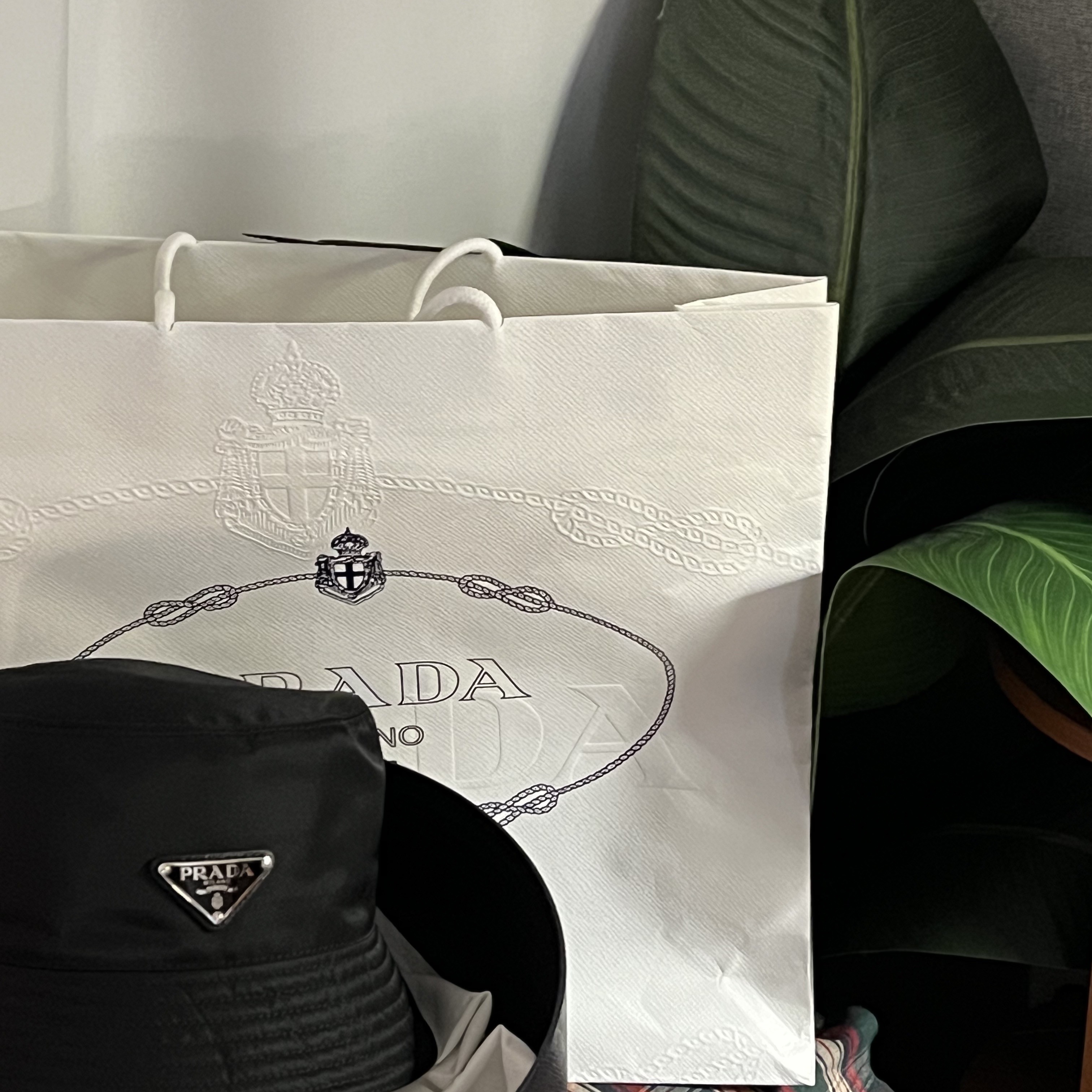 Prada Re-Nylon Bucket Hat Black 착용 스타일 - 1