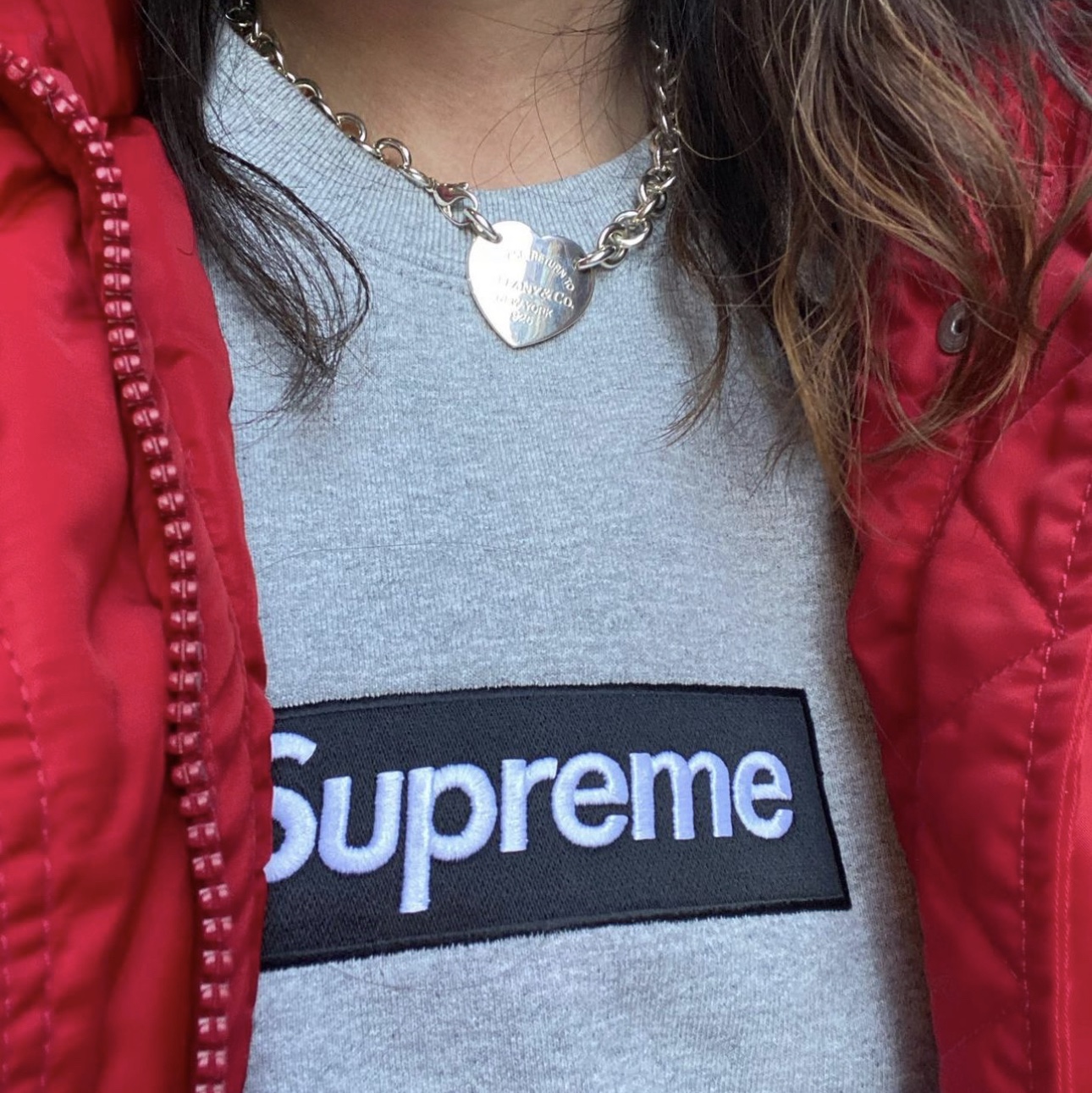 Supreme Box Logo Crewneck Heather Grey - 22FW, Supreme Box Logo Crewneck Black - 22FW 착용 스타일 - 1