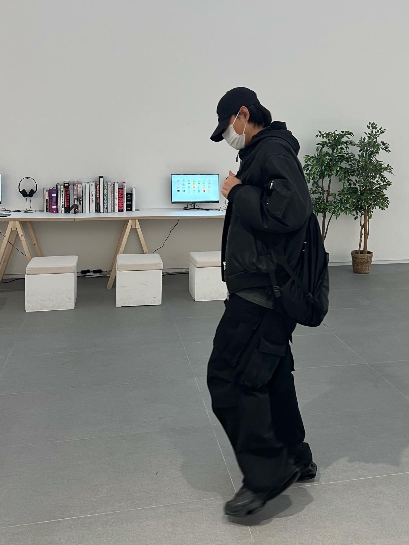 Nike x Matthew M Williams Zoom 004 Triple Black 착용 스타일 - 2