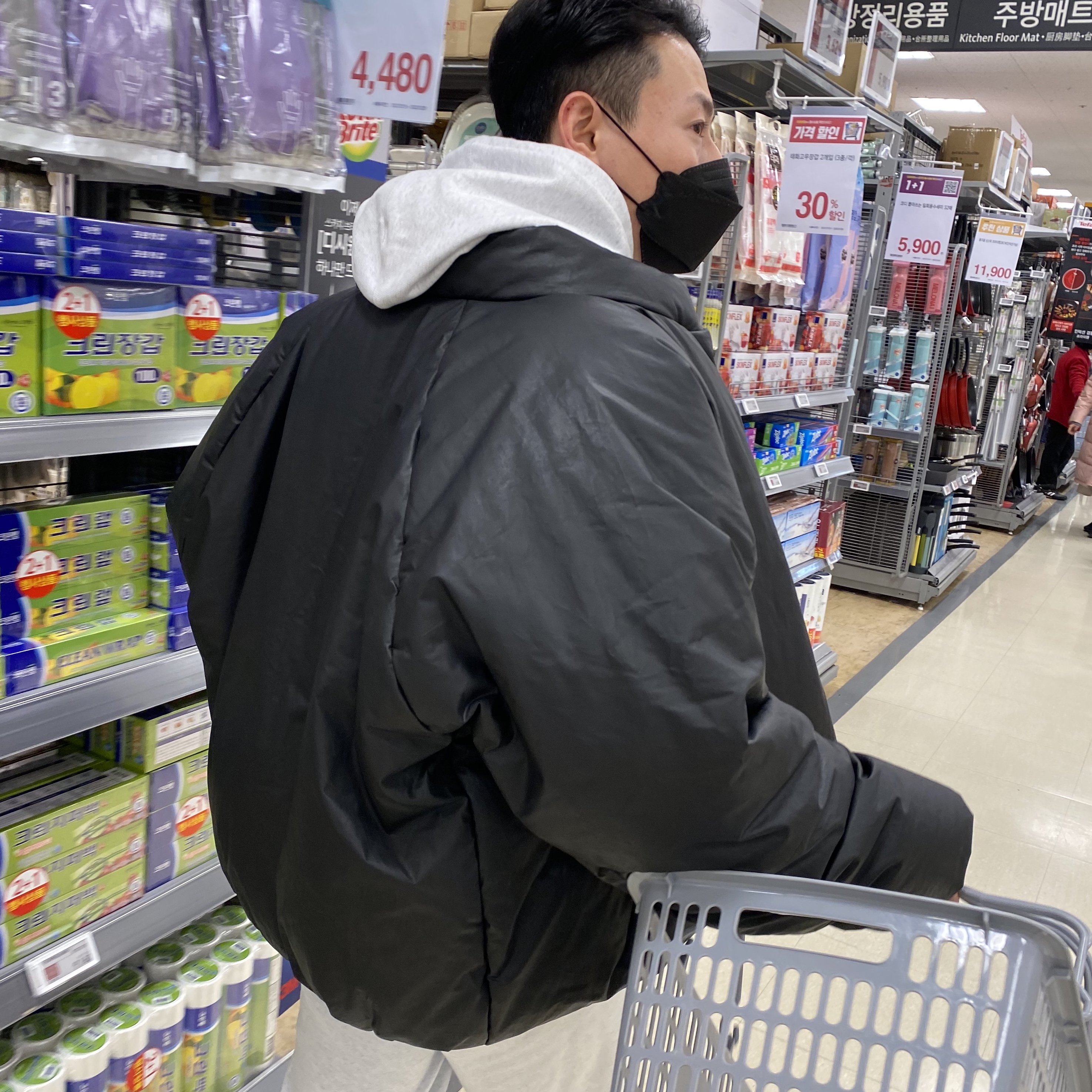 Yeezy Gap Round Jacket Black, Maison Mihara Yasuhiro Blakey OG Sole Leather Low-top Sneakers Black 착용 스타일 - 2