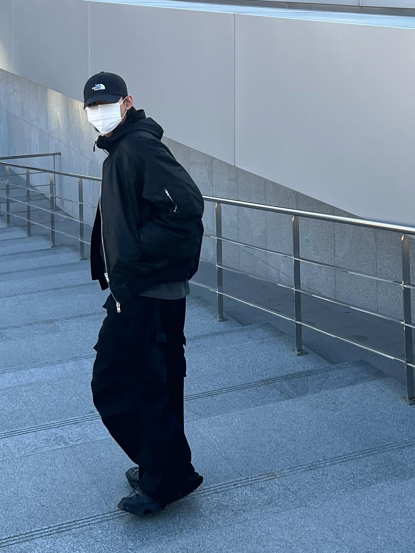 Nike x Matthew M Williams Zoom 004 Triple Black 착용 스타일 - 3