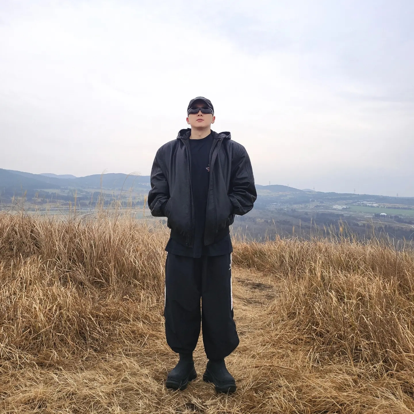 Balenciaga x Crocs Rubber Boot Black, Balenciaga x Adidas Hooded Blouson Black 착용 스타일