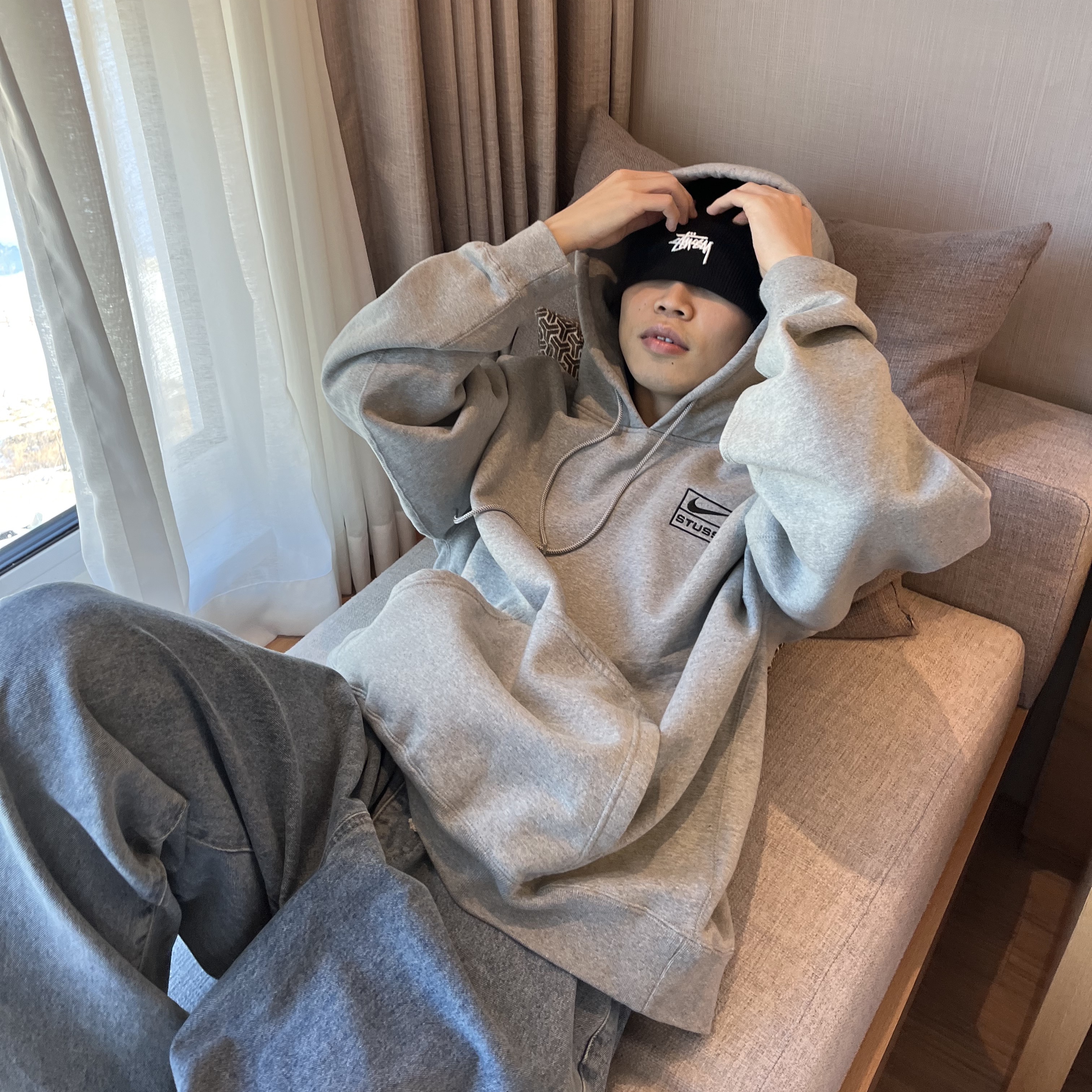 Nike x Stussy NRG RA Pullover Hoodie Dark Grey Heather (DJ9488-063), Nike x Stussy NRG Cuffed Beanie Black 착용 스타일