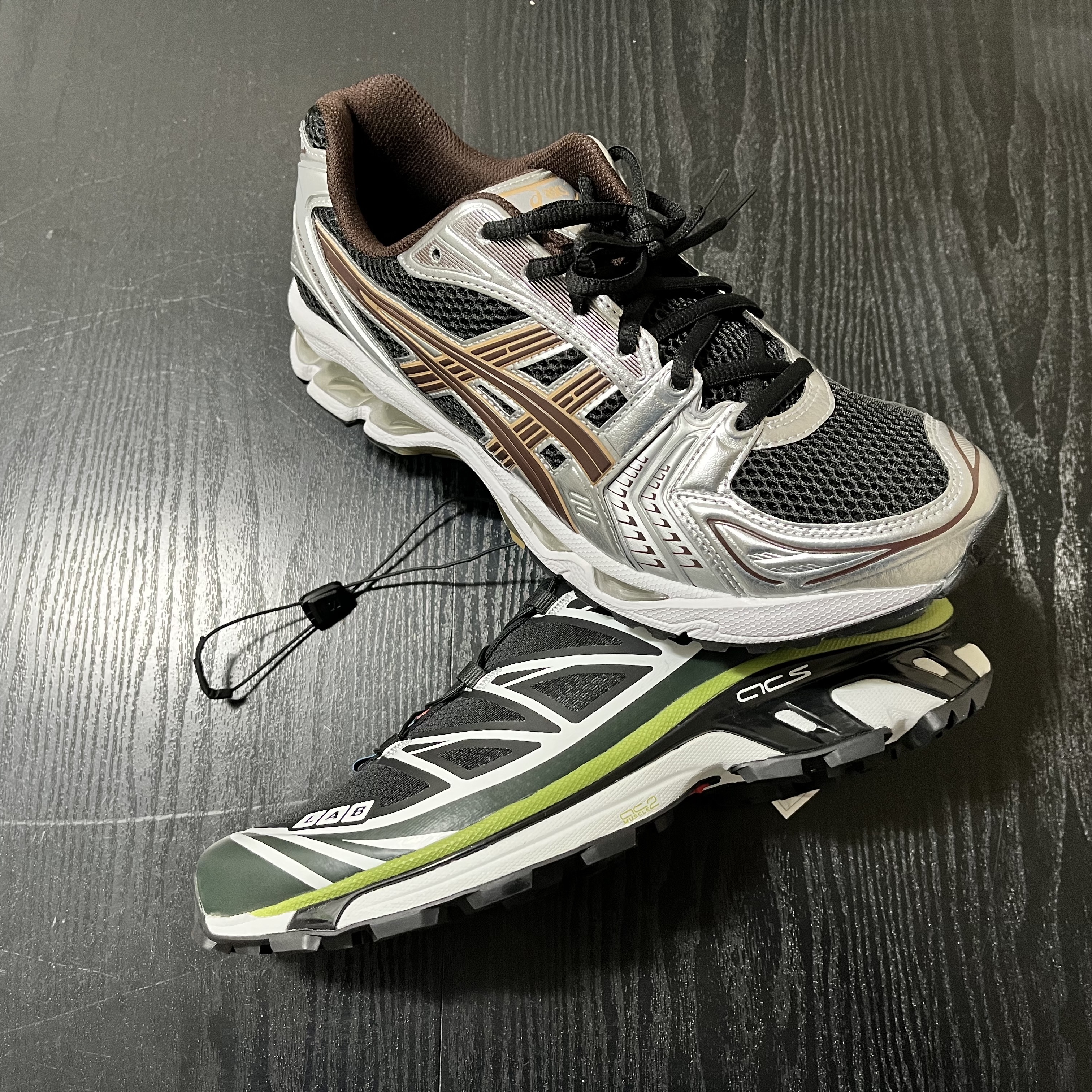Asics Gel-Kayano 14 Black Coffee, Salomon XT-6 Scarab Black 착용 스타일