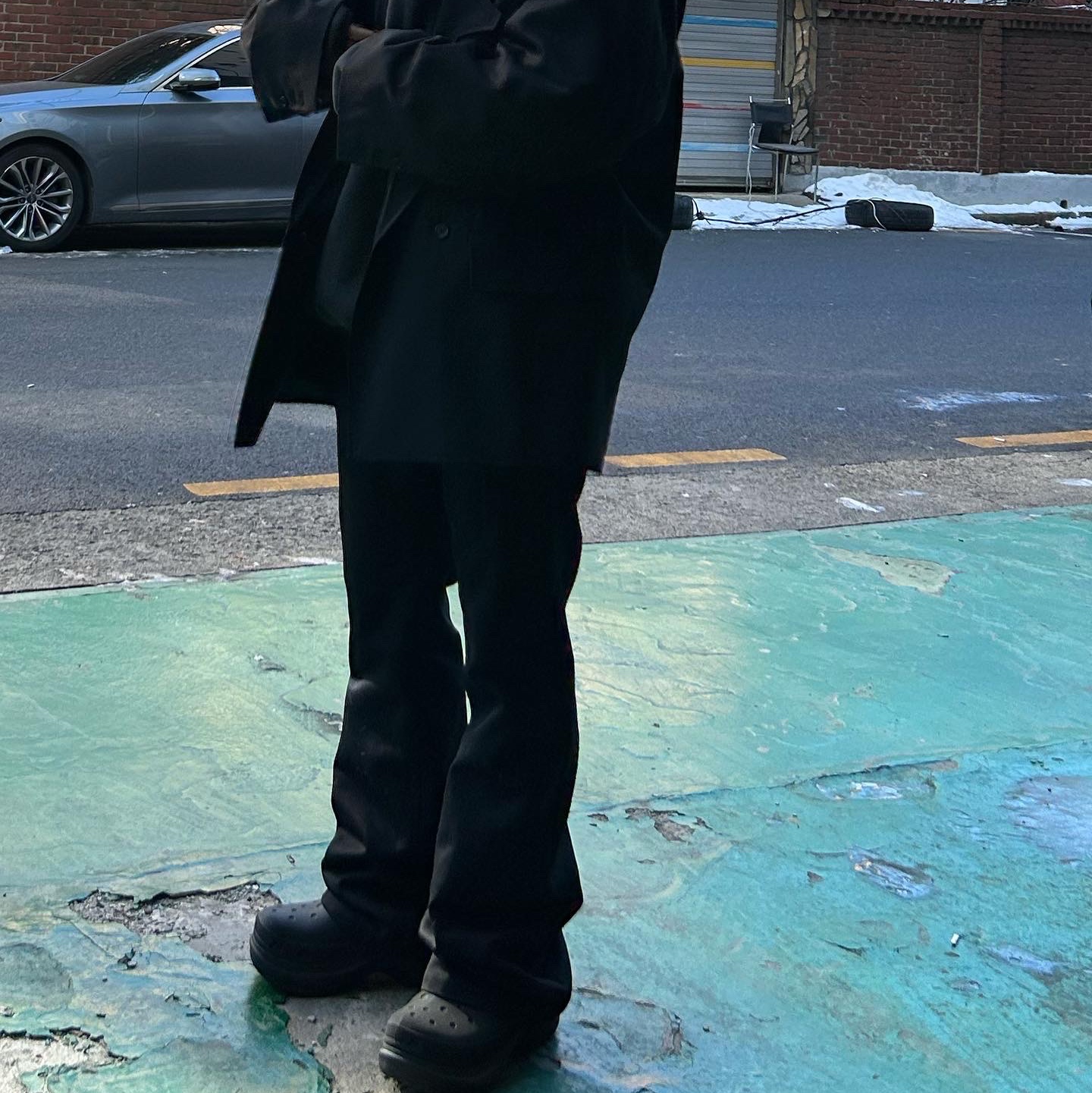 Balenciaga x Crocs Rubber Boot Black, Yeezy Gap Engineered By Balenciaga Dove Hoodie Black 착용 스타일 - 3