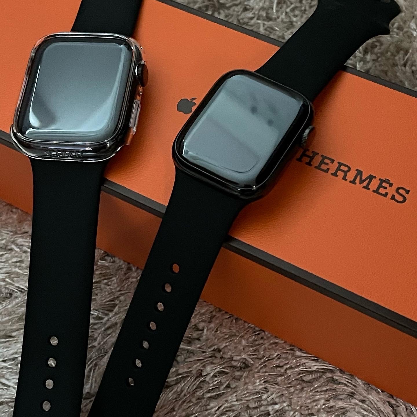 Apple Watch Hermes Series 7 45mm Silver Stainless Steel Case with Single Tour Deployment Buckle Ébène (Korean Ver.), Apple Watch Hermes Series 7 41mm Silver Stainless Steel Case with Attelage Double Tour Rouge H (Korean Ver.) 착용 스타일