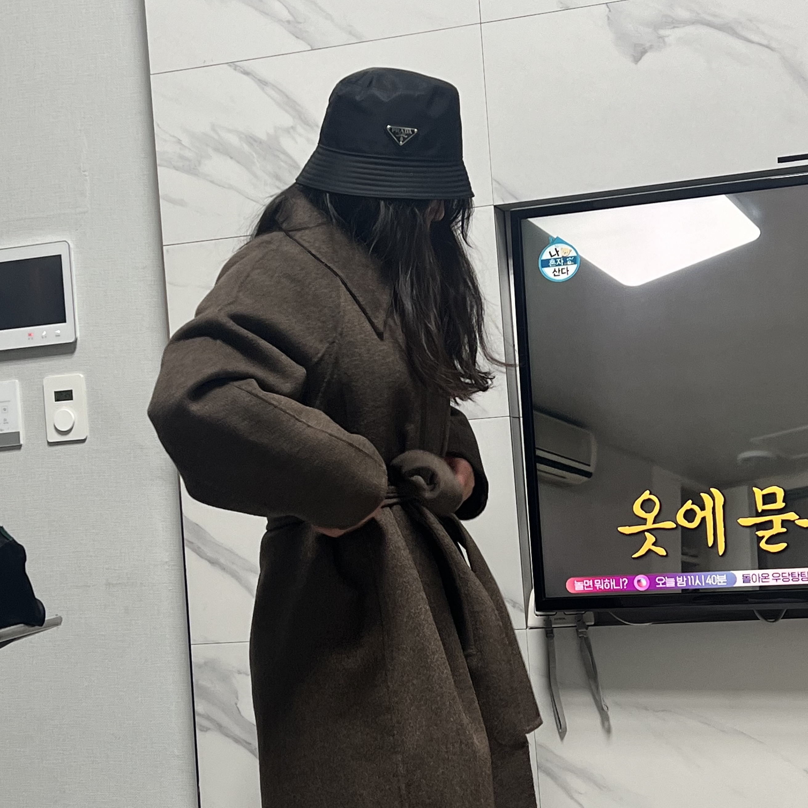 Prada Re-Nylon Bucket Hat Black 착용 스타일 - 2