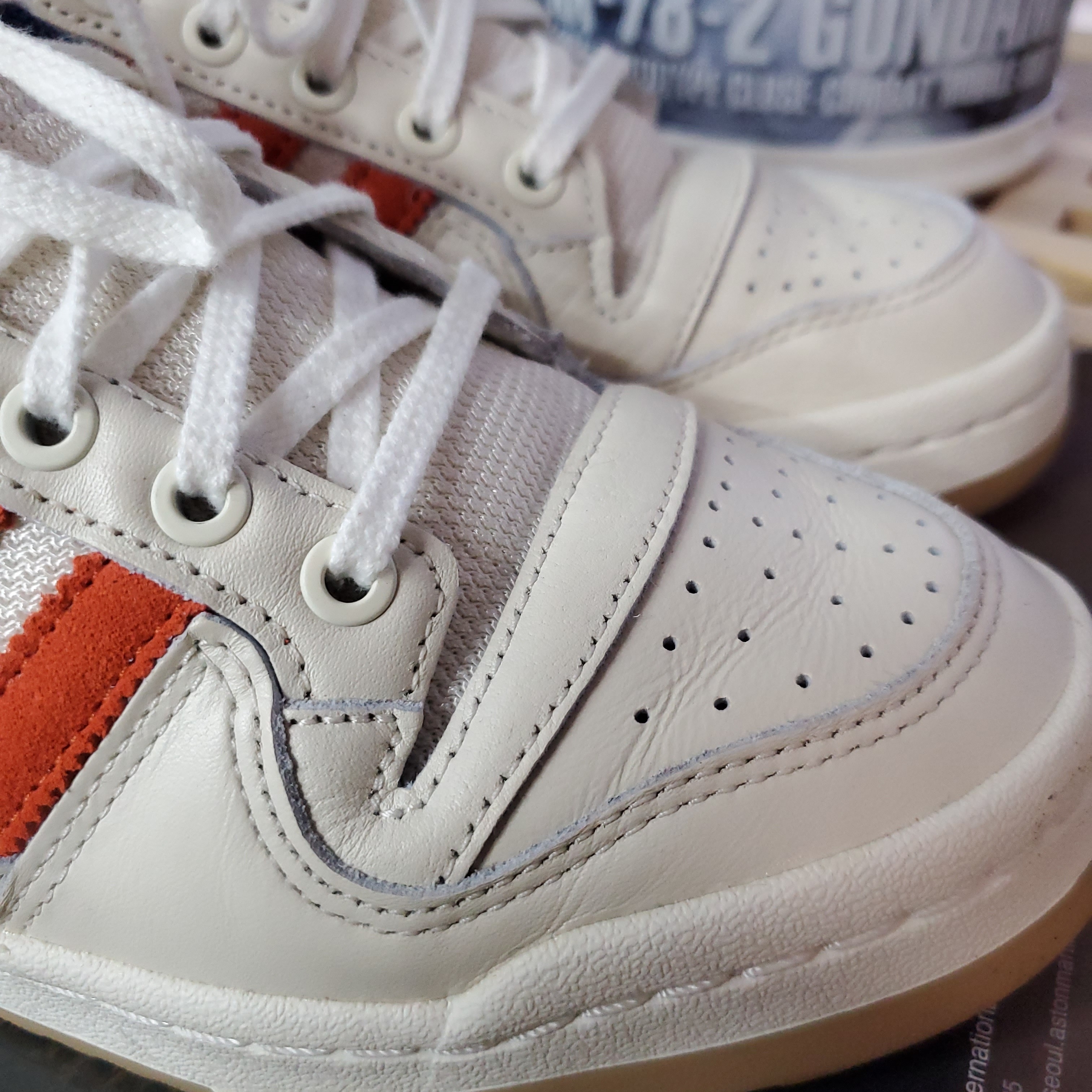 Adidas x Wood Wood Forum Low Red 착용 스타일 - 3