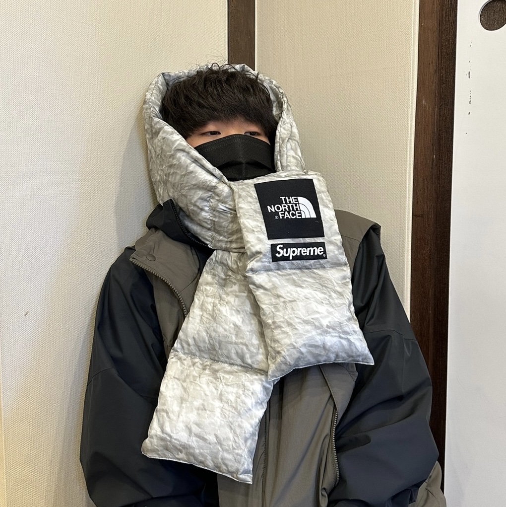 Supreme x The North Face Paper Print 700-Fill Down Scarf, Nike ACG Storm-Fit ADV Cascade Rains Full Zip Shell Jacket Off Noir - Asia 착용 스타일 - 1