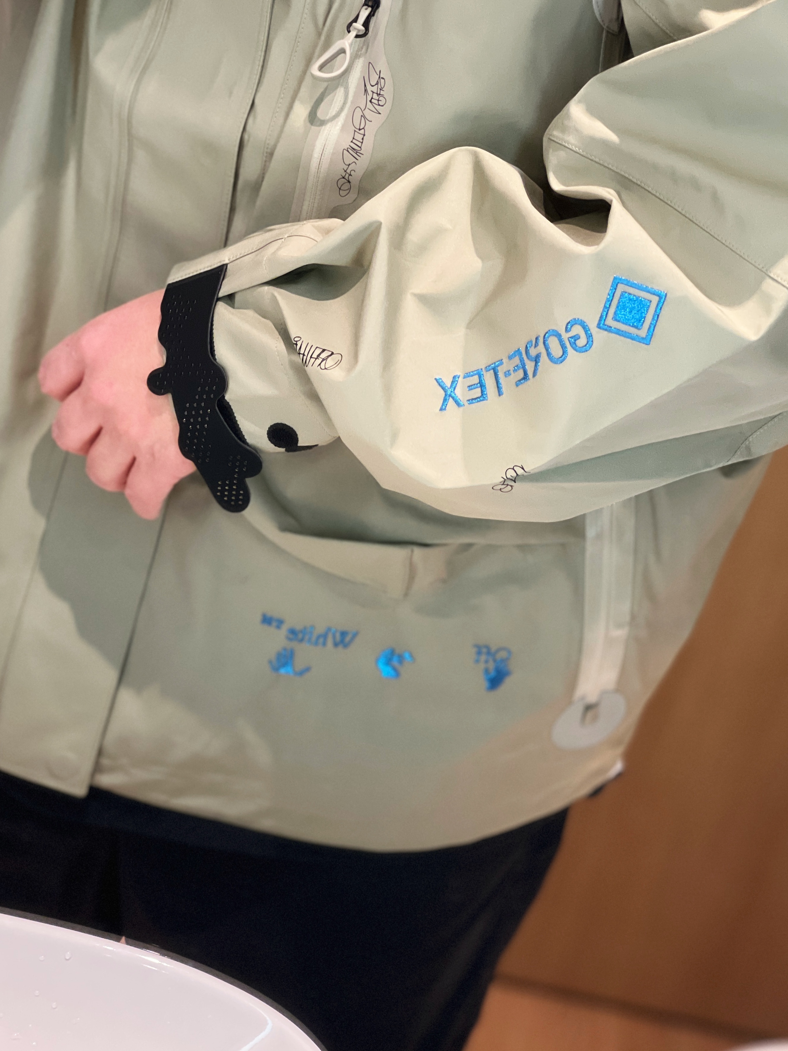 Nike x Off-White NRG Gore-Tex Jacket Khaki - Asia 착용 스타일 - 2