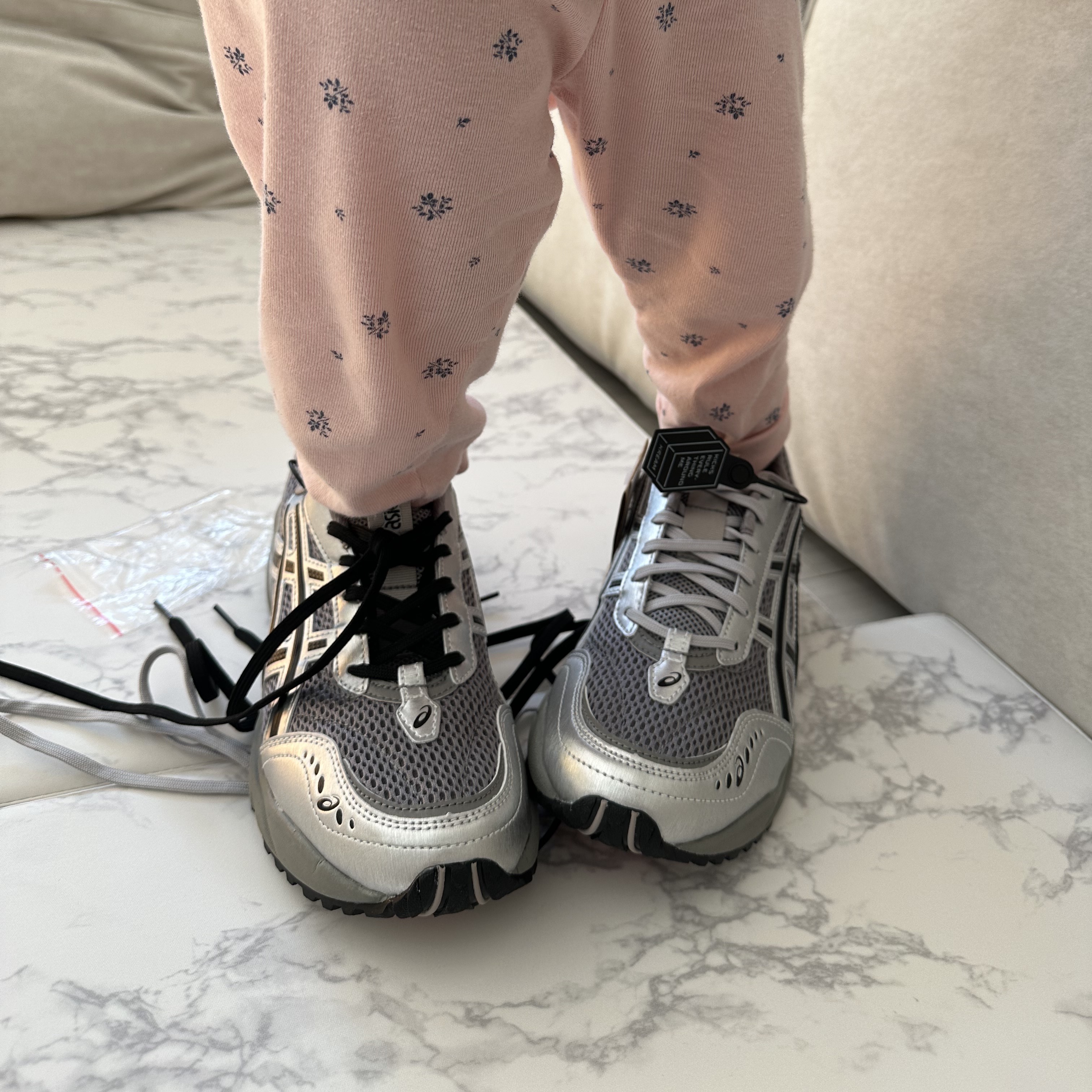 Asics x Freja Wewer Gel-1090 V2 Clay Grey Pure Silver 착용 스타일