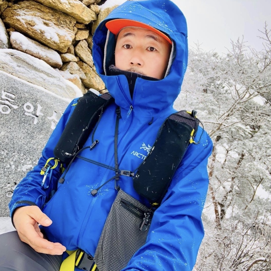 Arc'teryx Beta LT Jacket Vitality, Arc'teryx Norvan Cap Phenom 착용 스타일