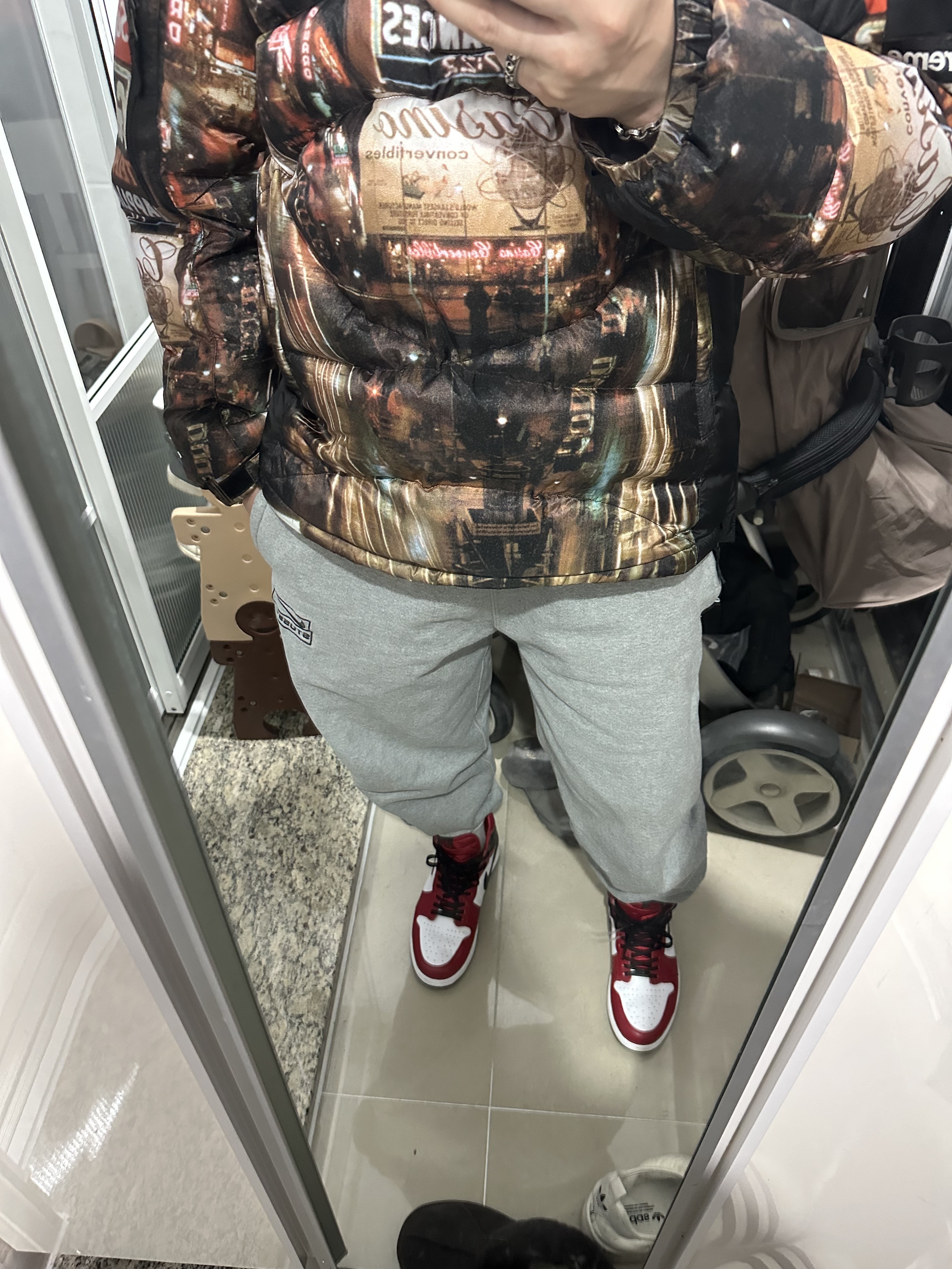 Supreme x The North Face 800-Fill Half Zip Hooded Pullover Times Square - 22FW, (W) Jordan 1 Retro High Satin Red 착용 스타일
