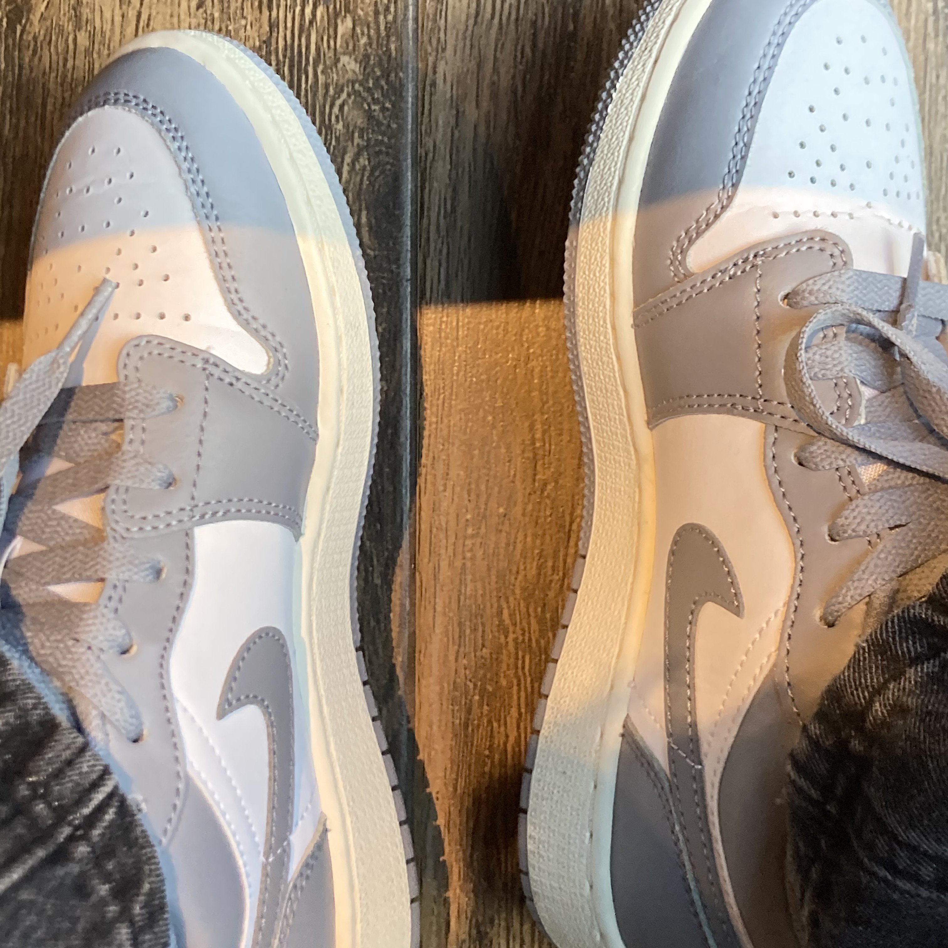 Jordan 1 Low Stealth and White 착용 스타일