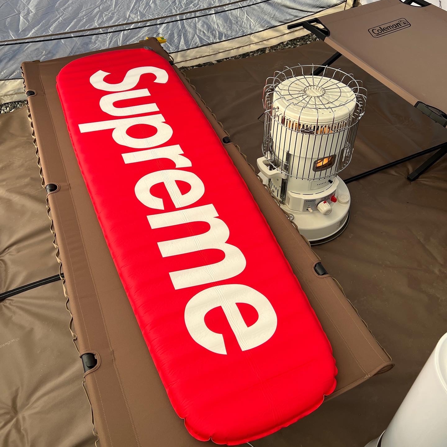 Supreme x Sea to Summit Self Inflating Sleeping Mat Red - 21SS, Helinox Tactical Cot Convertible Coyote Tan (Without Legs) 착용 스타일 - 1