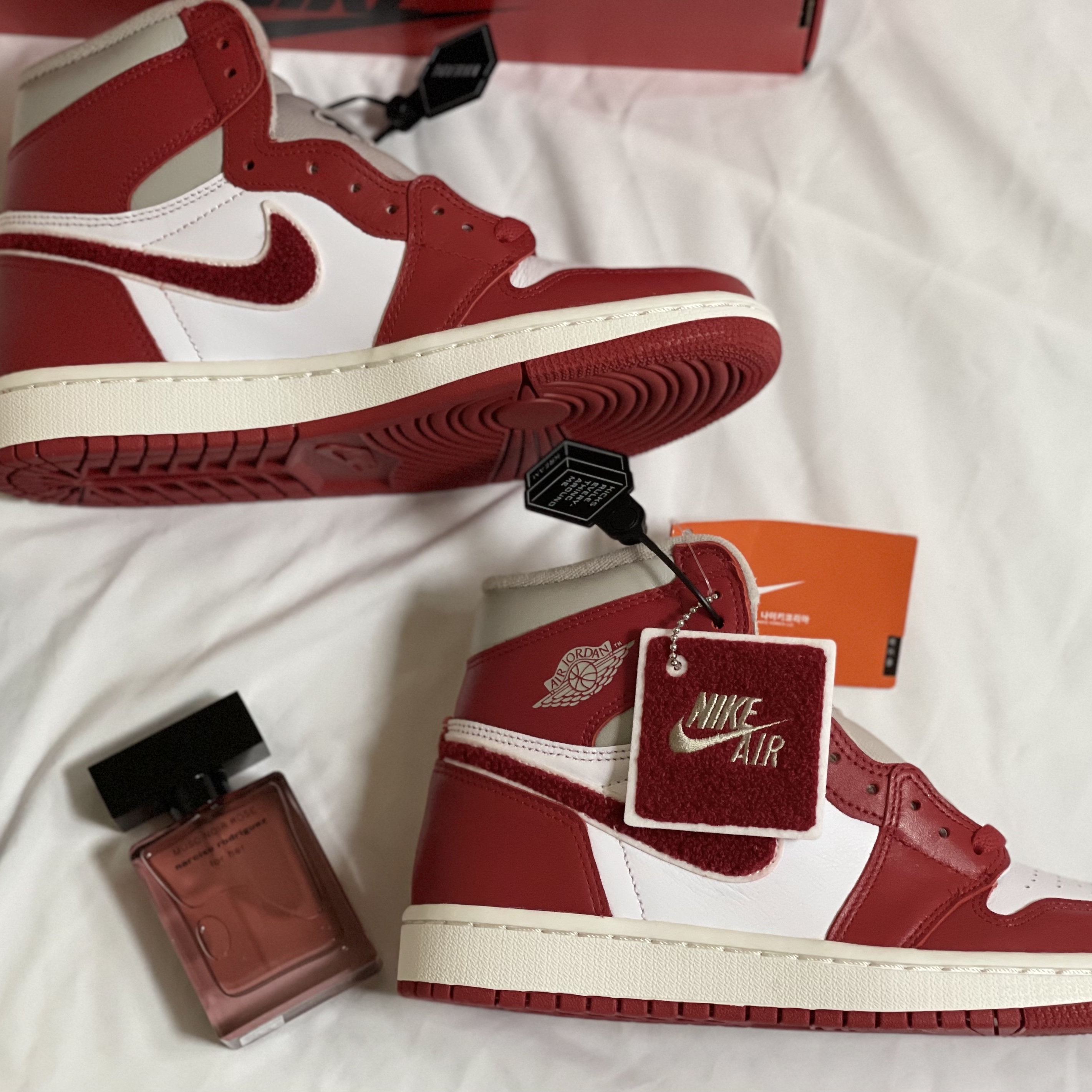 (W) Jordan 1 Retro High OG Varsity Red 착용 스타일 - 2