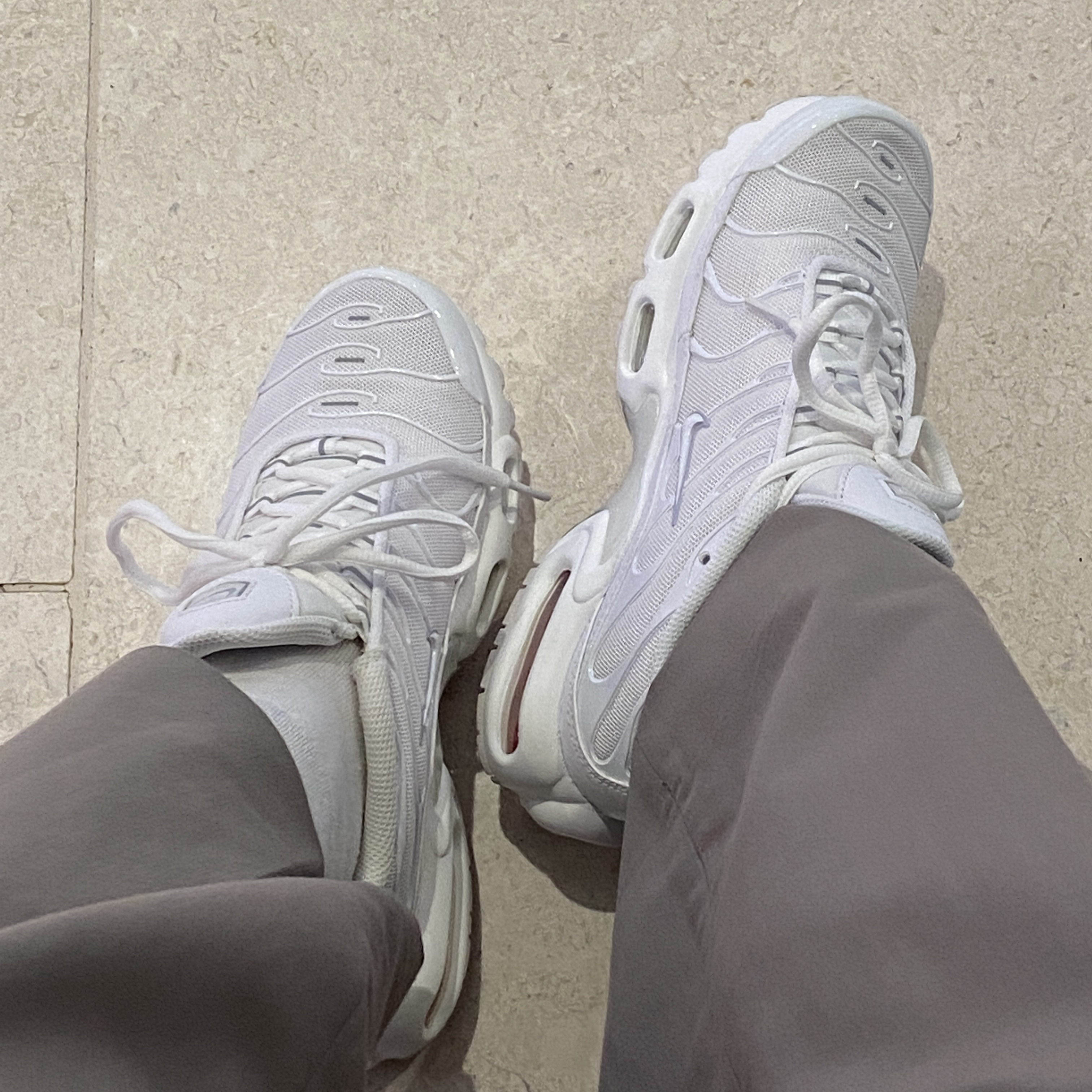 Nike Air Max Plus White 착용 스타일