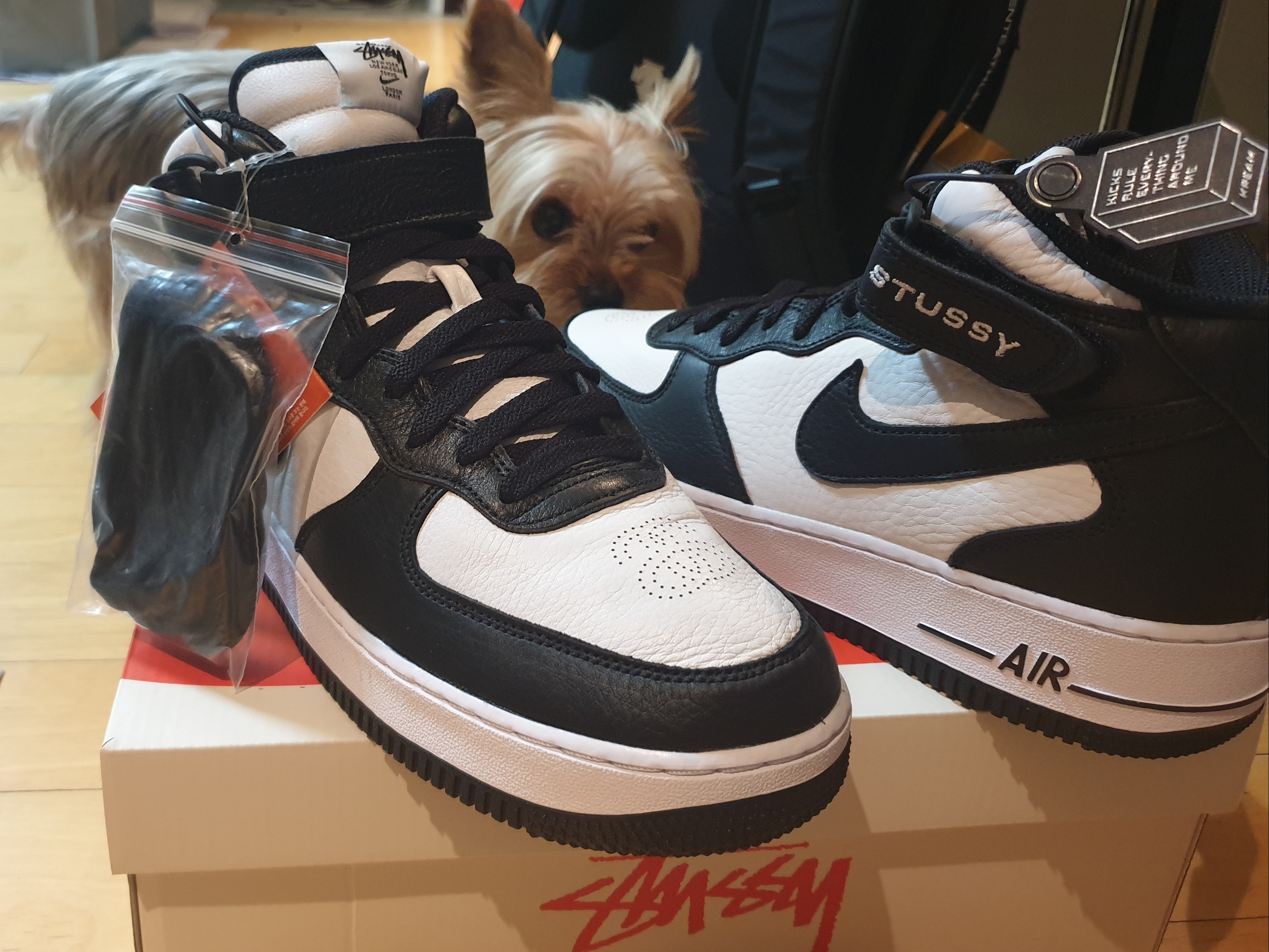 Nike x Stussy Air Force 1 '07 Mid SP Black and Light Bone 착용 스타일