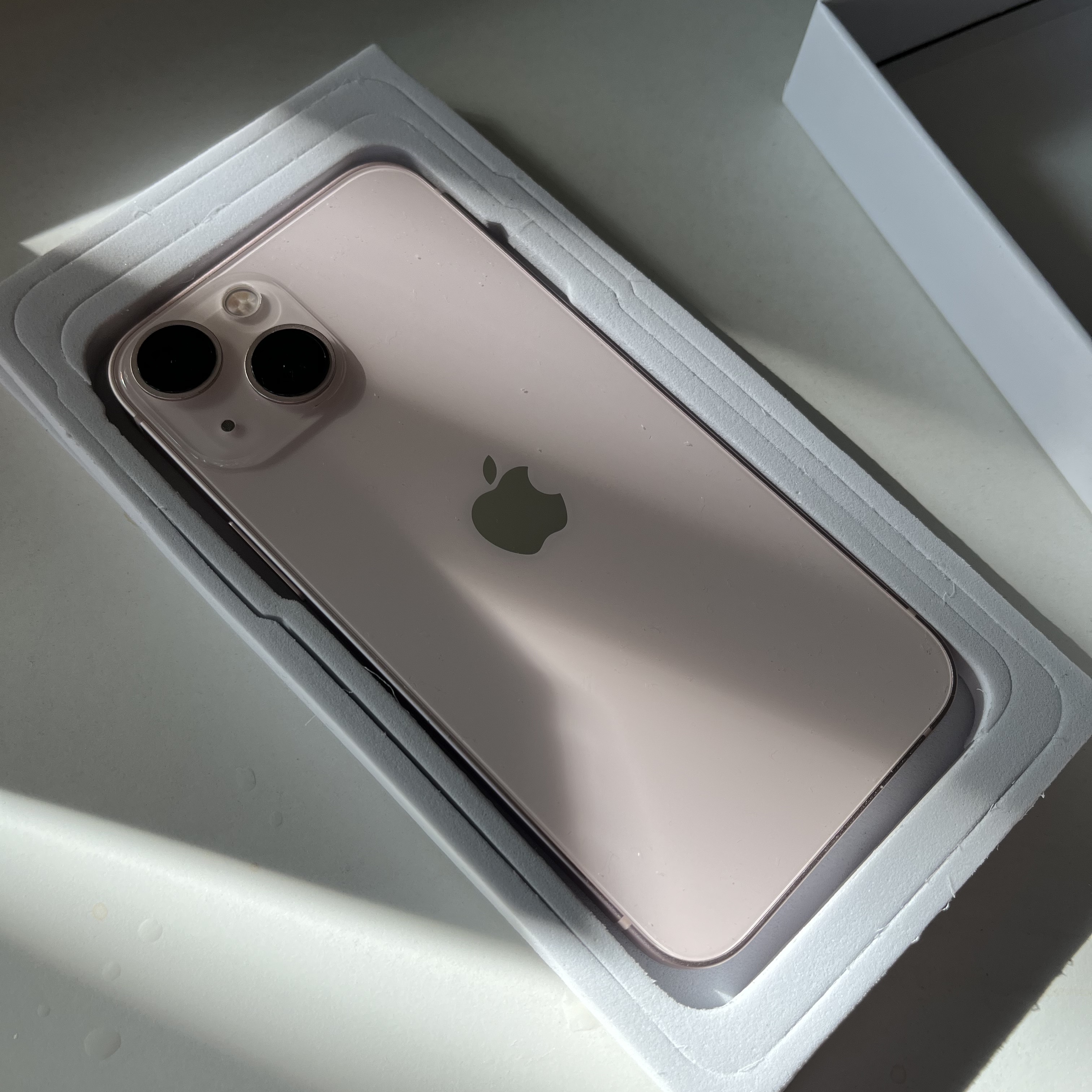 Apple iPhone 13 Mini 512GB Pink (Korean Ver.) 착용 스타일 - 2