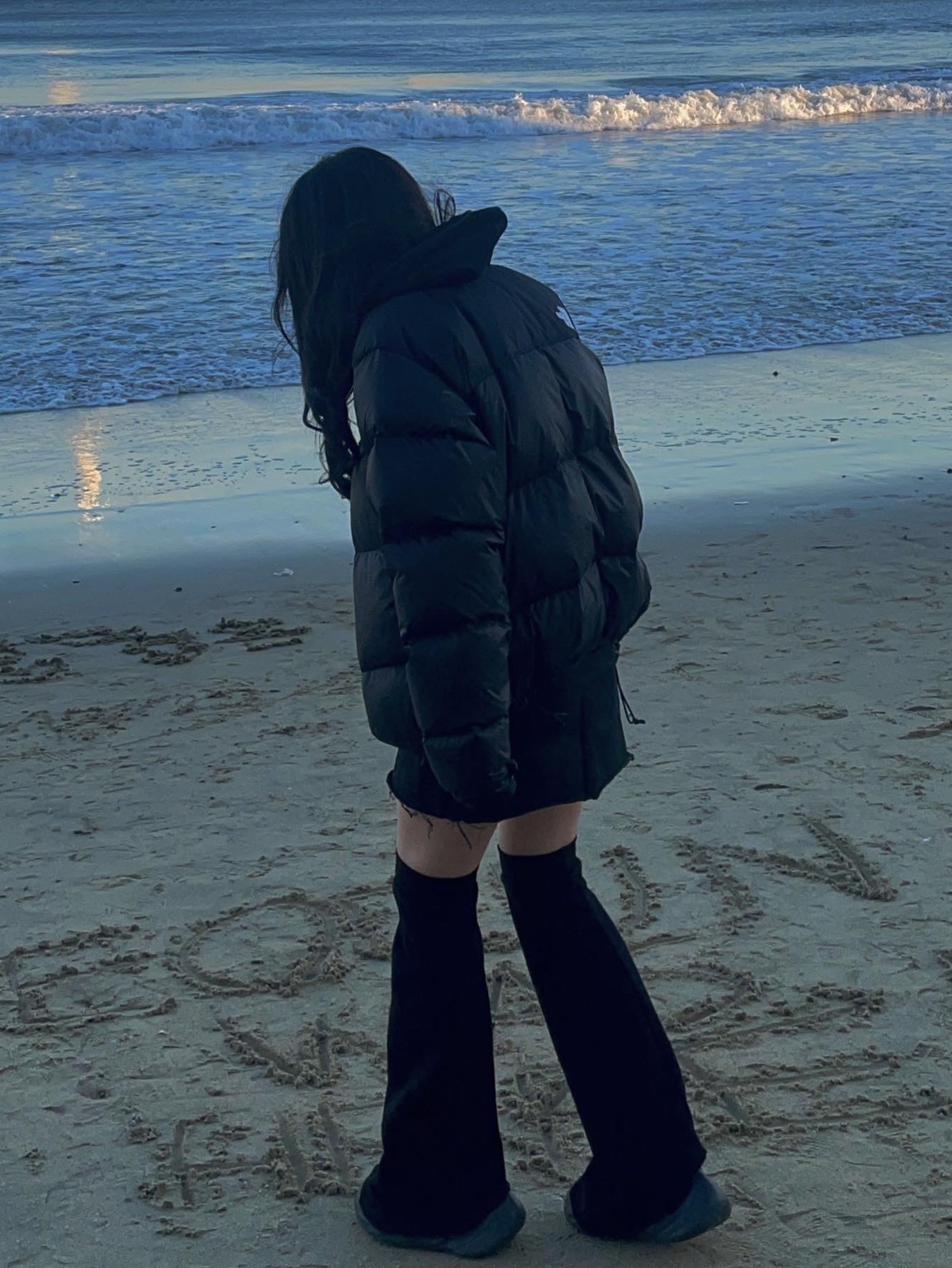 Adidas Yeezy Foam RNNR Onyx, The North Face 1996 Eco Nuptse Jacket Black 착용 스타일 - 3